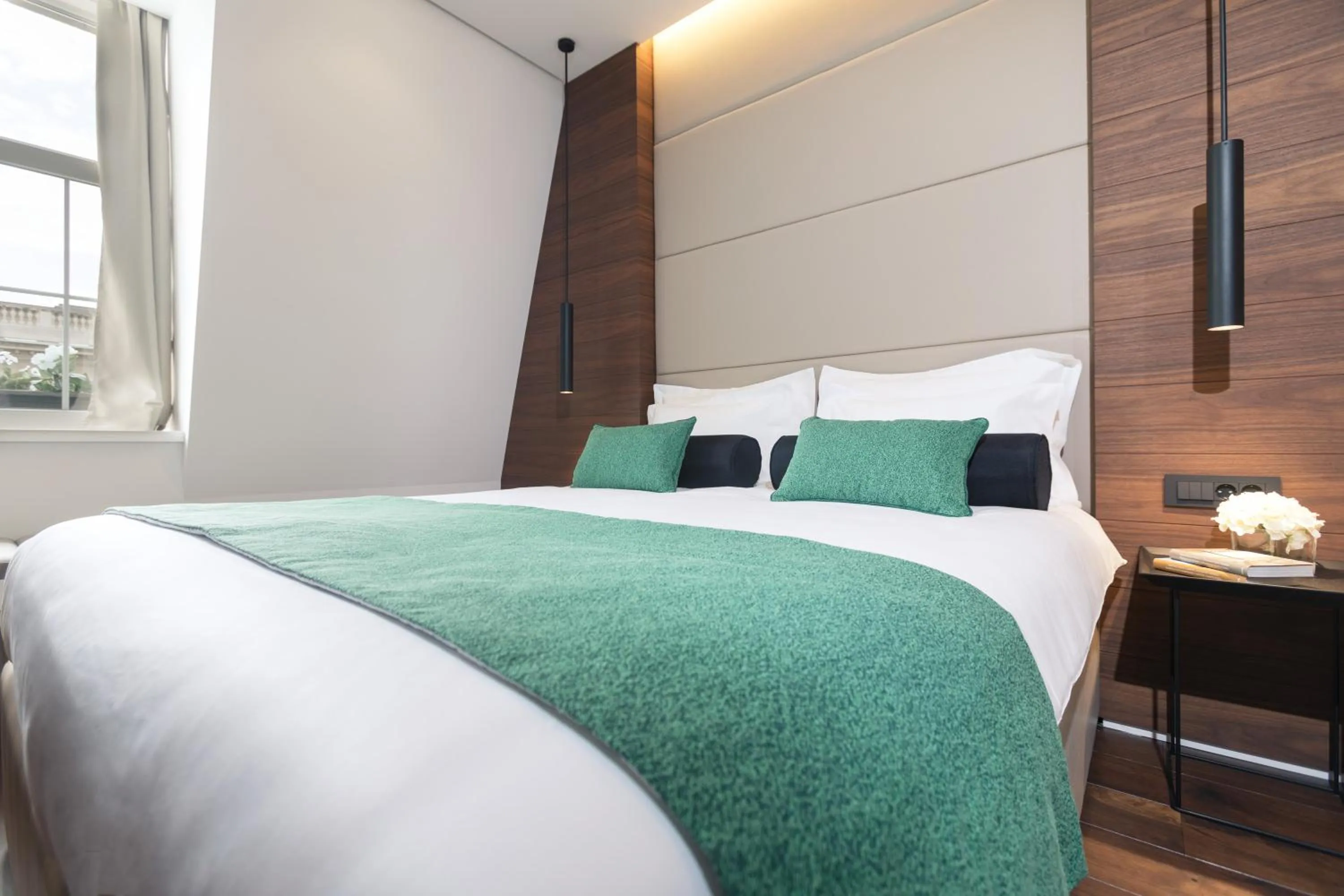Bedroom, Bed in Dominic Smart & Luxury Suites - Parliament