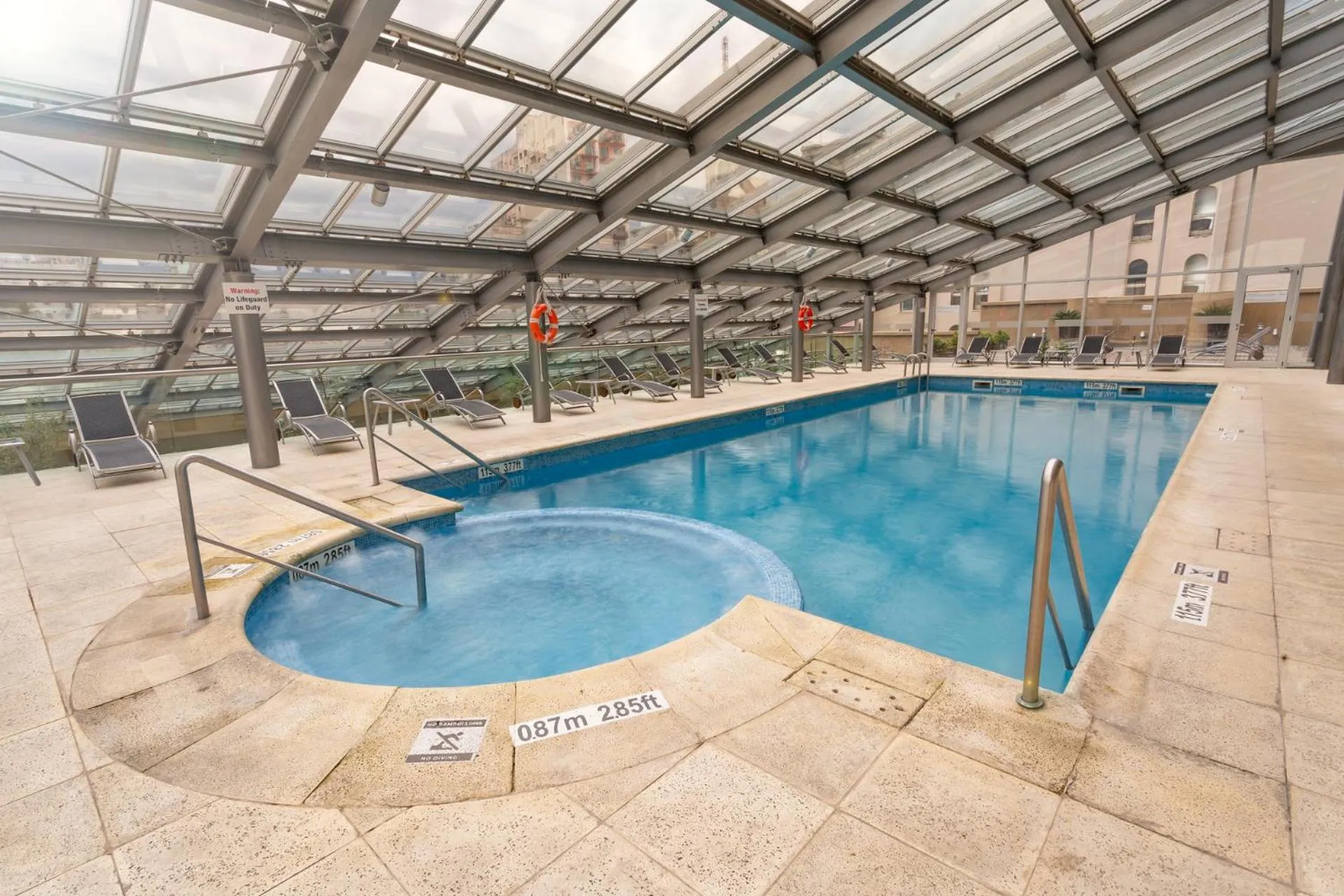 Swimming pool in Sheraton Mendoza Hotel