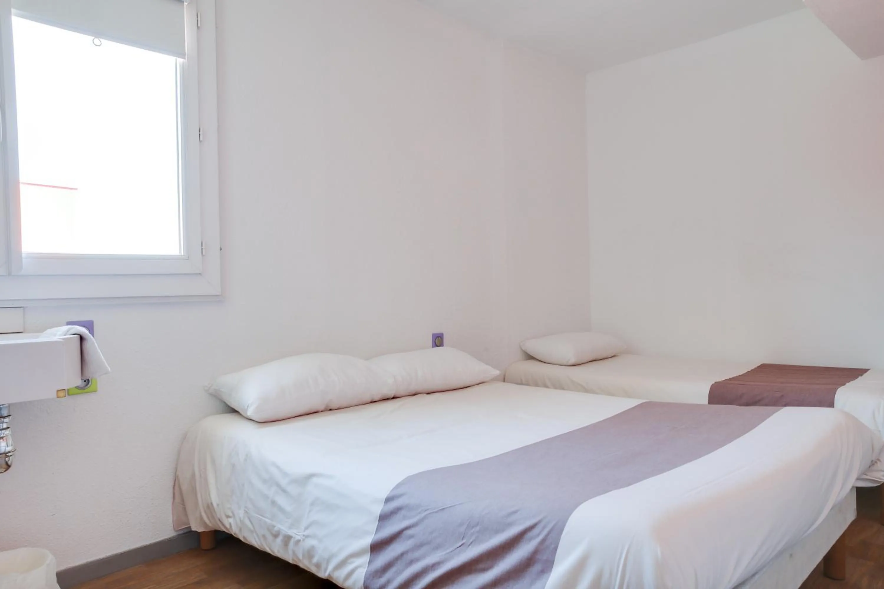 Bedroom, Bed in Hotel Valence Sud