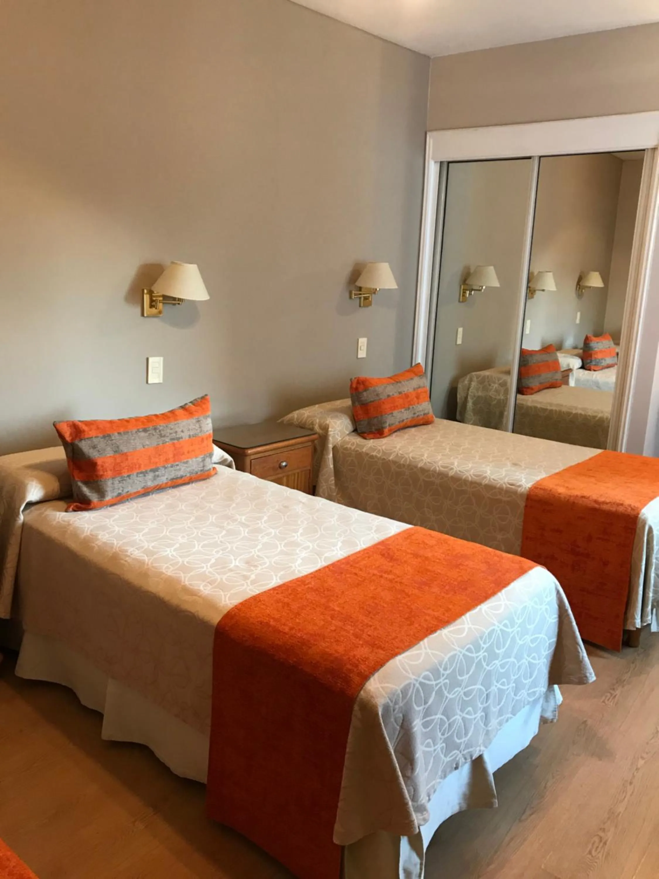 Photo of the whole room, Bed in Hotel Crillon Mendoza