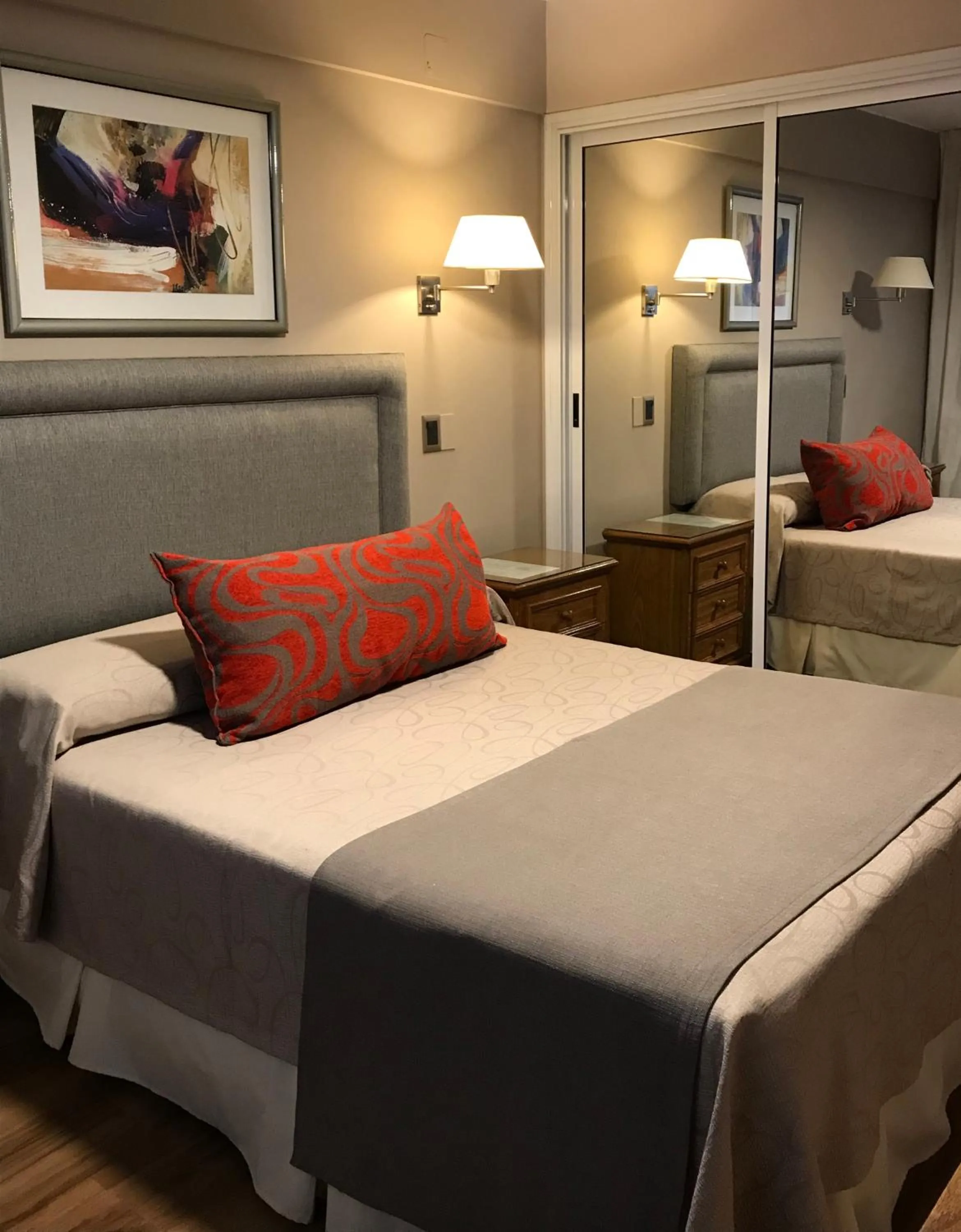 Photo of the whole room, Bed in Hotel Crillon Mendoza