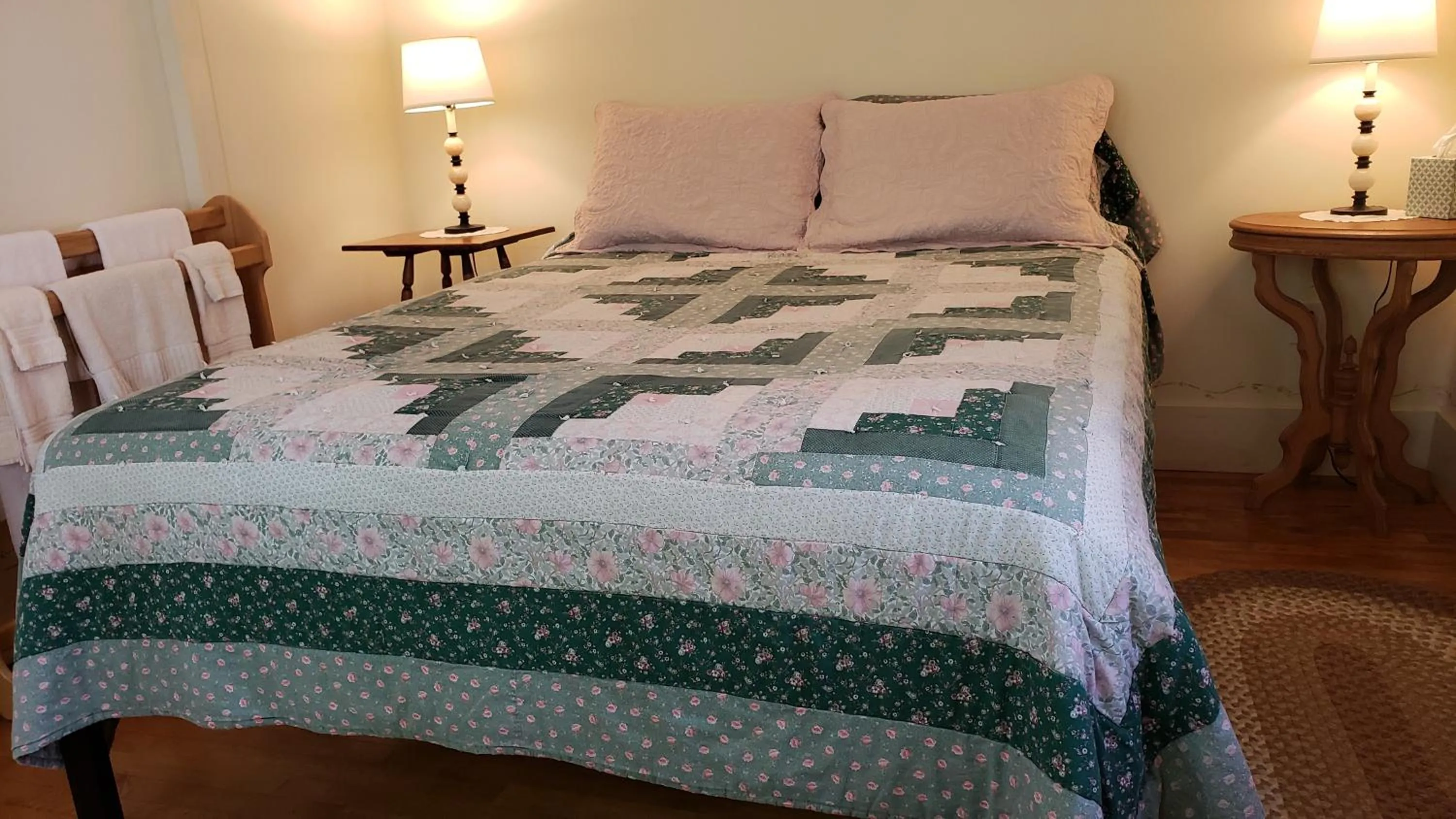 Bed in Hawks House Inn