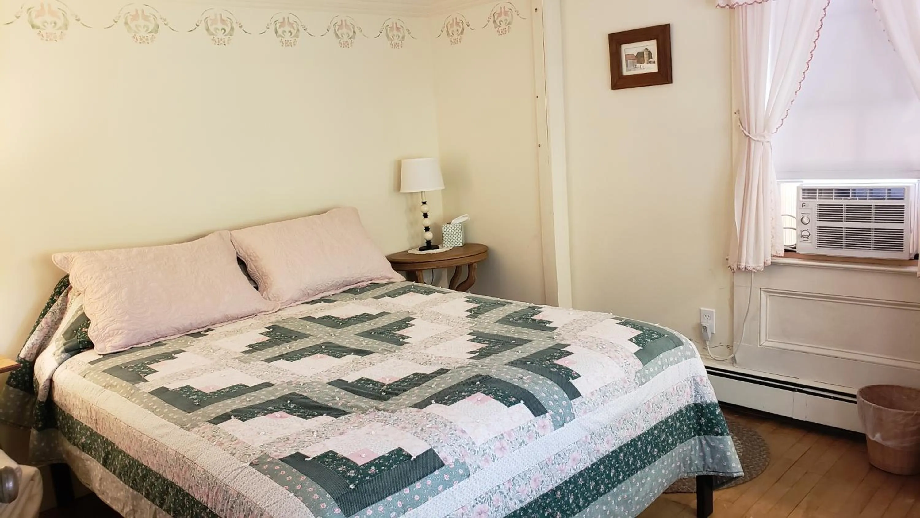 Bed in Hawks House Inn