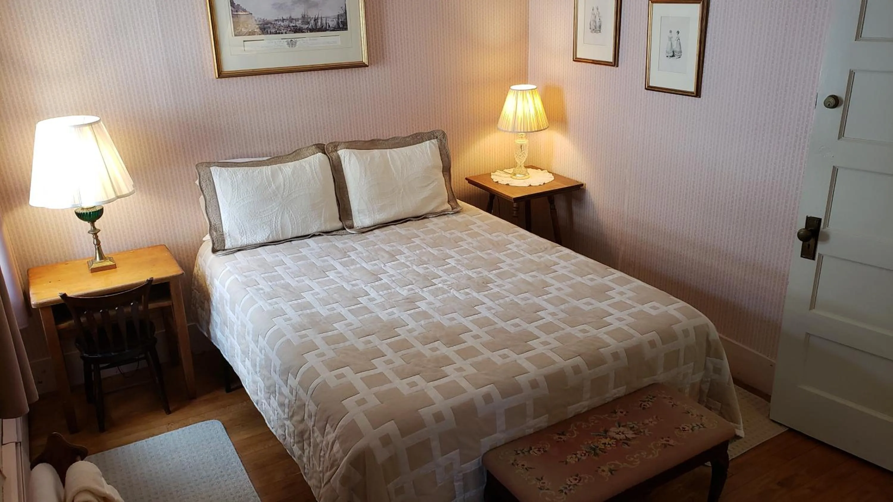 Bed in Hawks House Inn