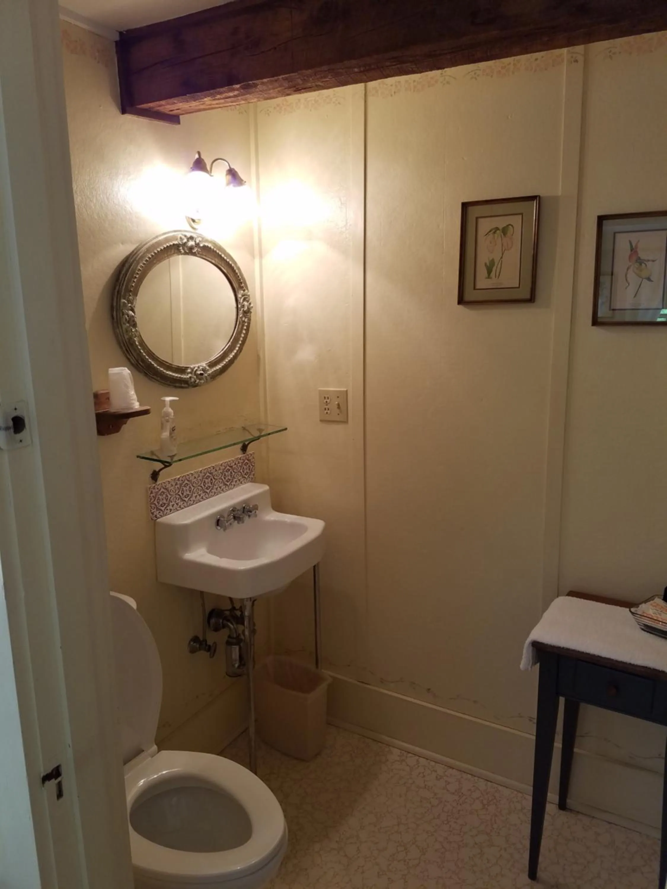 Bathroom in Hawks House Inn