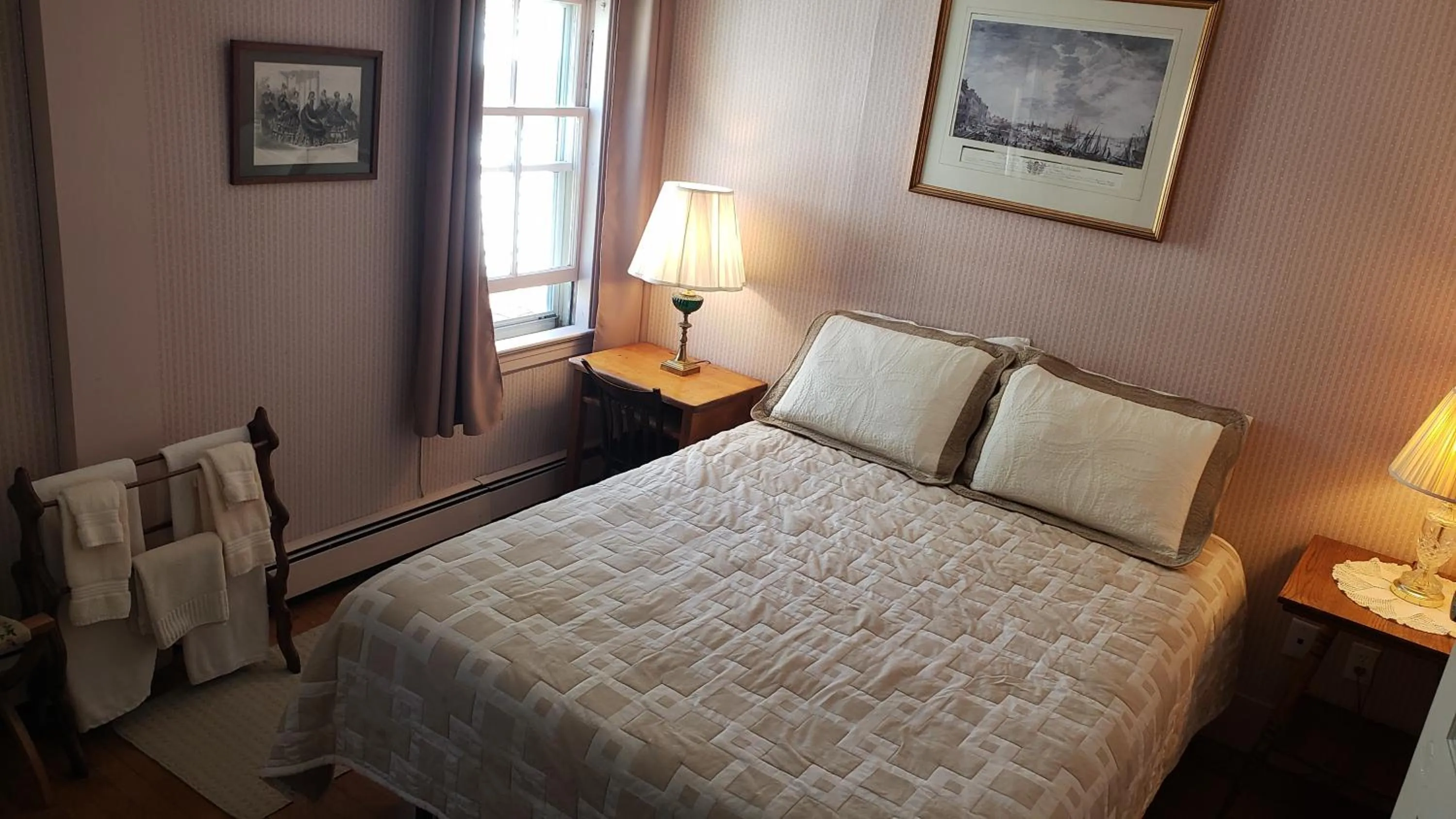 Bed in Hawks House Inn