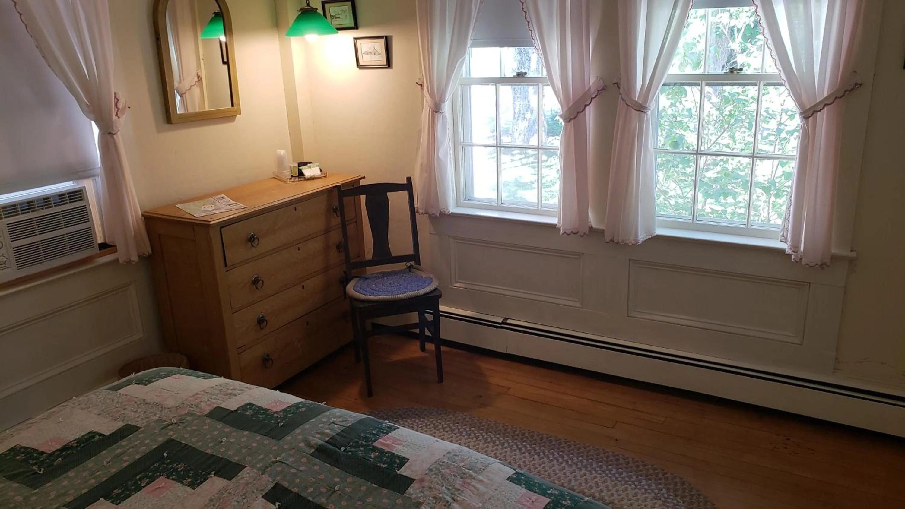 Bed in Hawks House Inn