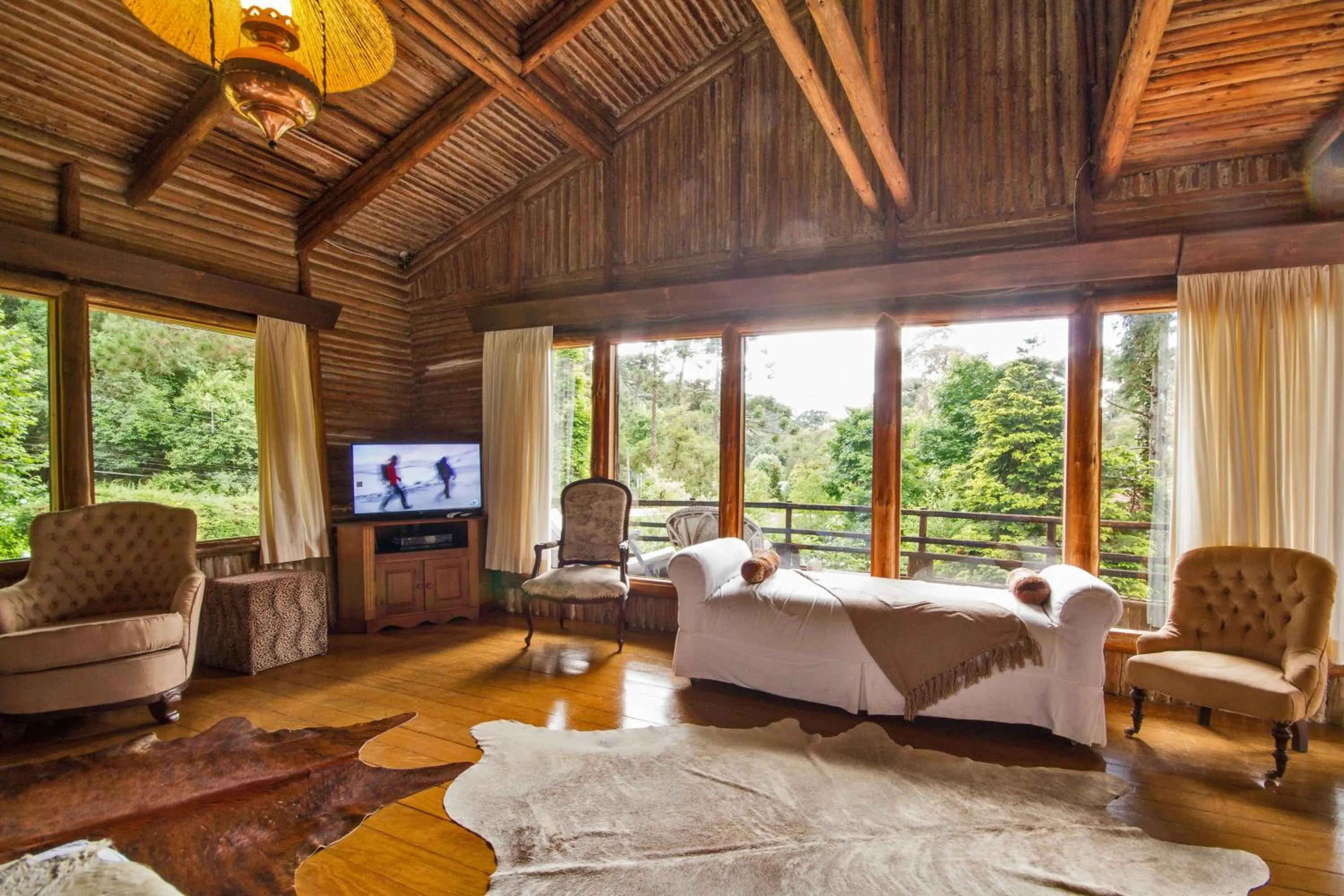 Photo of the whole room in Pousada Casa Mantiqueira - Próxima ao Capivarí e opções de Hidromassagem