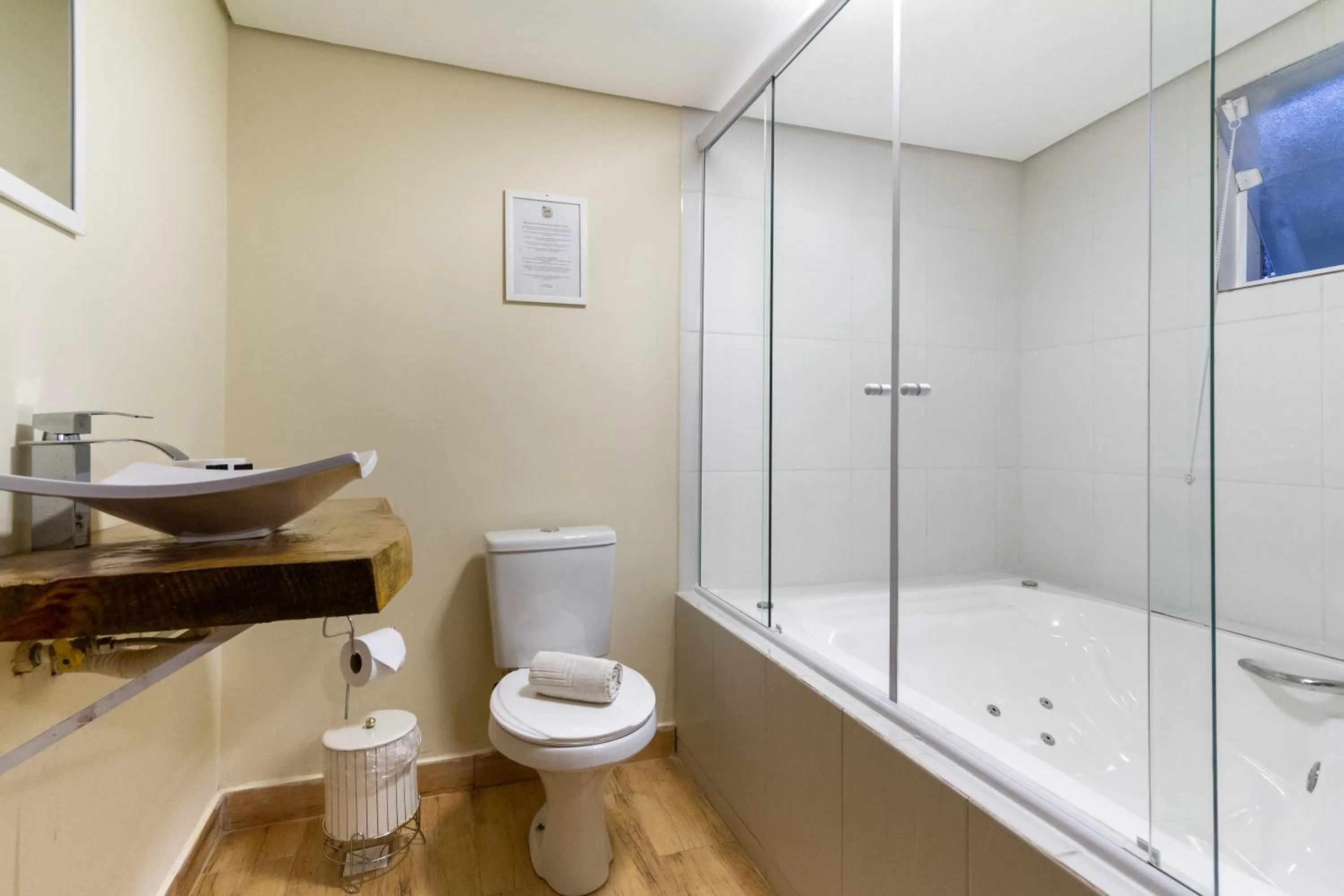 Bath in Pousada Casa Mantiqueira - Próxima ao Capivarí e opções de Hidromassagem