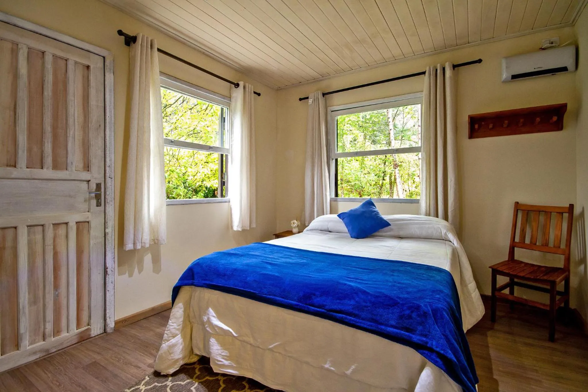 Photo of the whole room, Bed in Pousada Casa Mantiqueira - Próxima ao Capivarí e opções de Hidromassagem