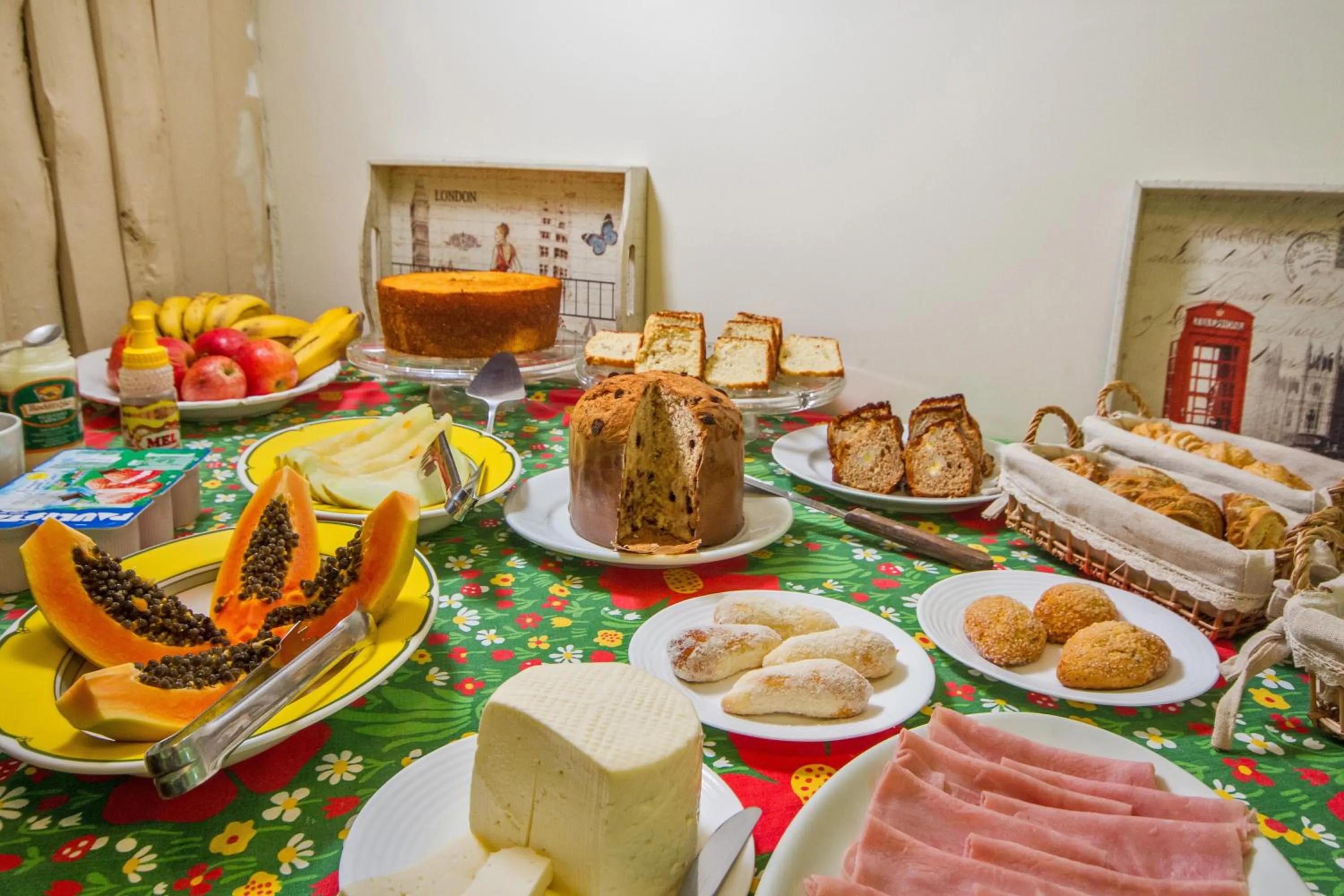 Buffet breakfast in Pousada Casa Mantiqueira - Próxima ao Capivarí e opções de Hidromassagem
