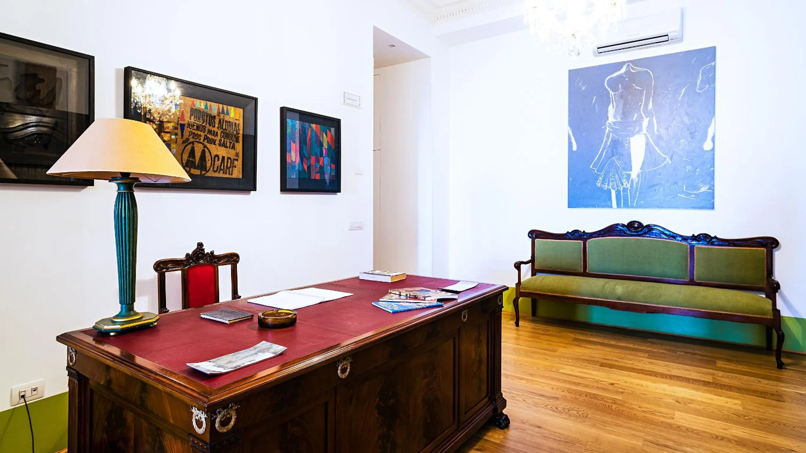 Library in Donna Giulia, Luxury House