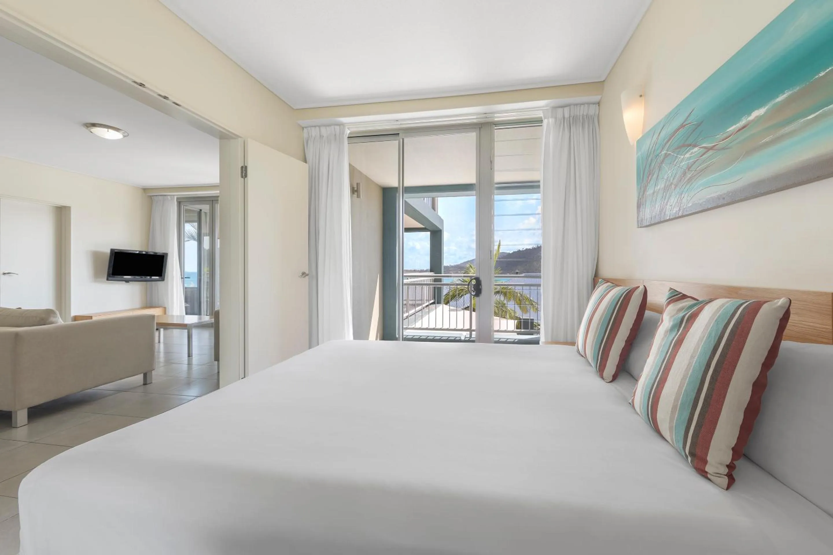 Bedroom, Bed in Club Wyndham Airlie Beach
