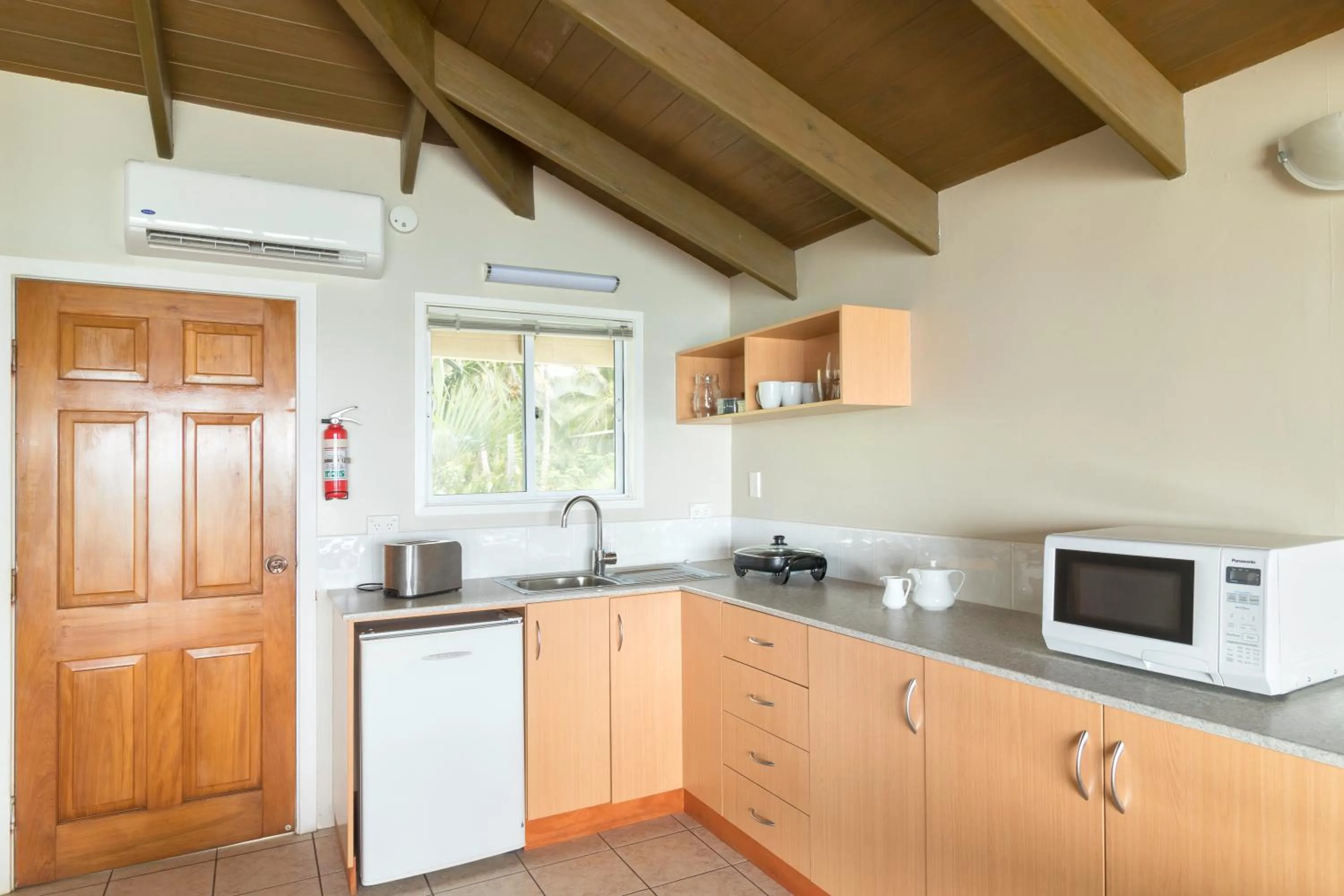 Kitchen or kitchenette in Moana Sands Beachfront Hotel
