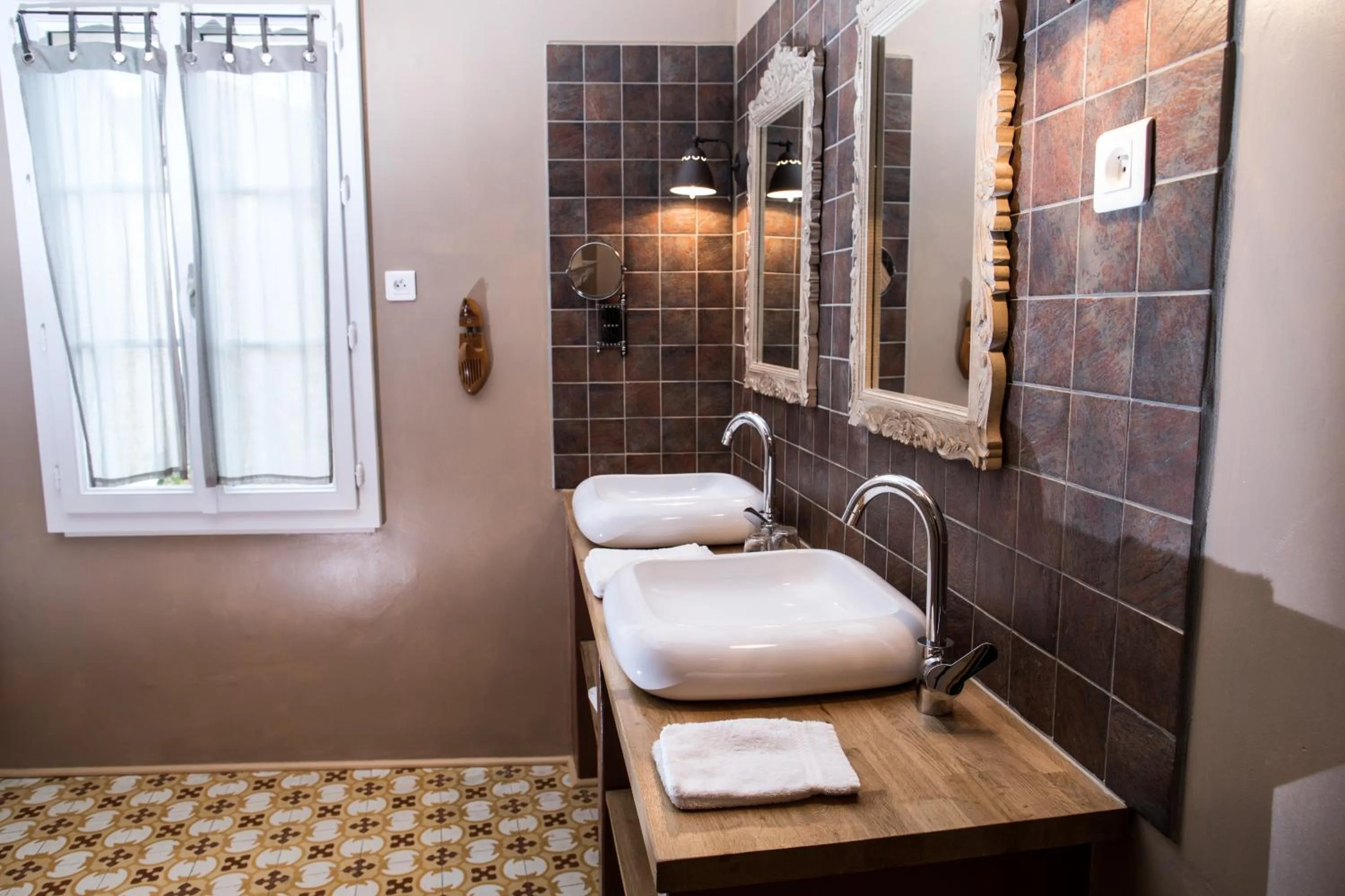 Property building in O'palmier Caché