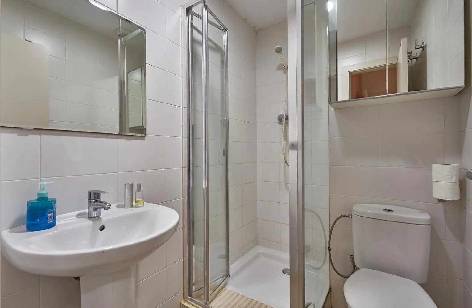 Shower in Barcelona Sants Station Apartments
