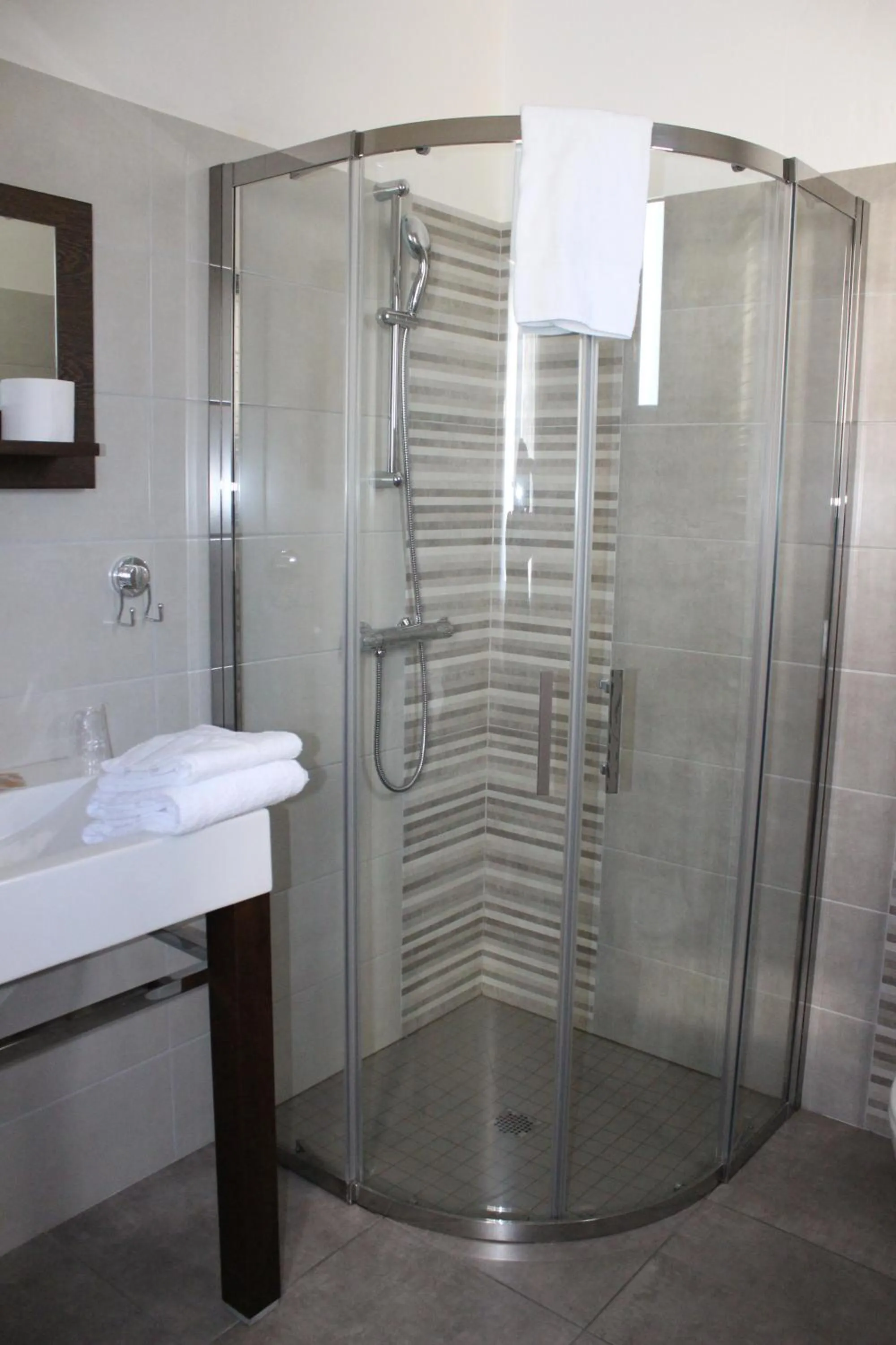 Shower in Le Heron Cendré