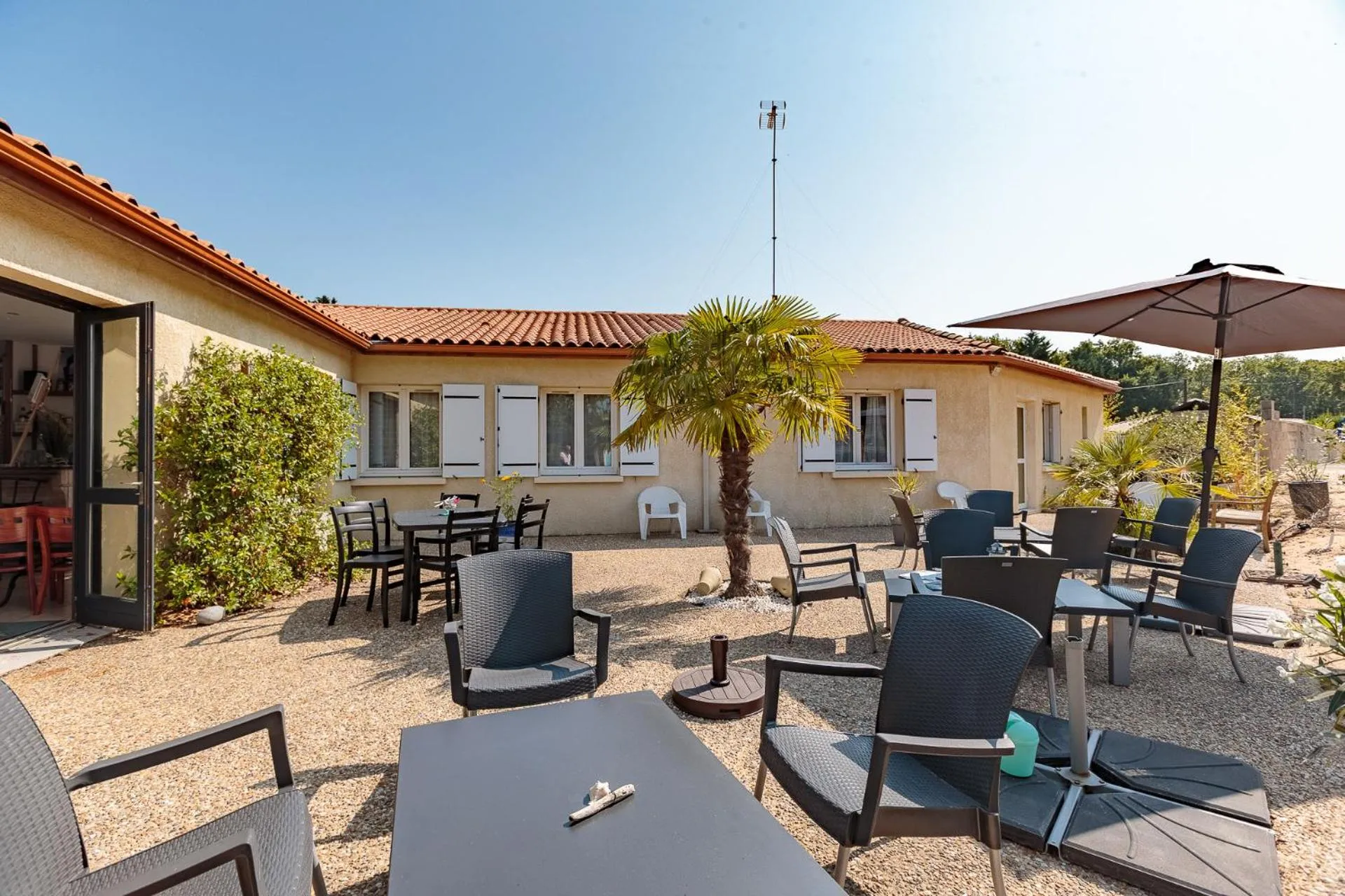 Garden view in Le Heron Cendré