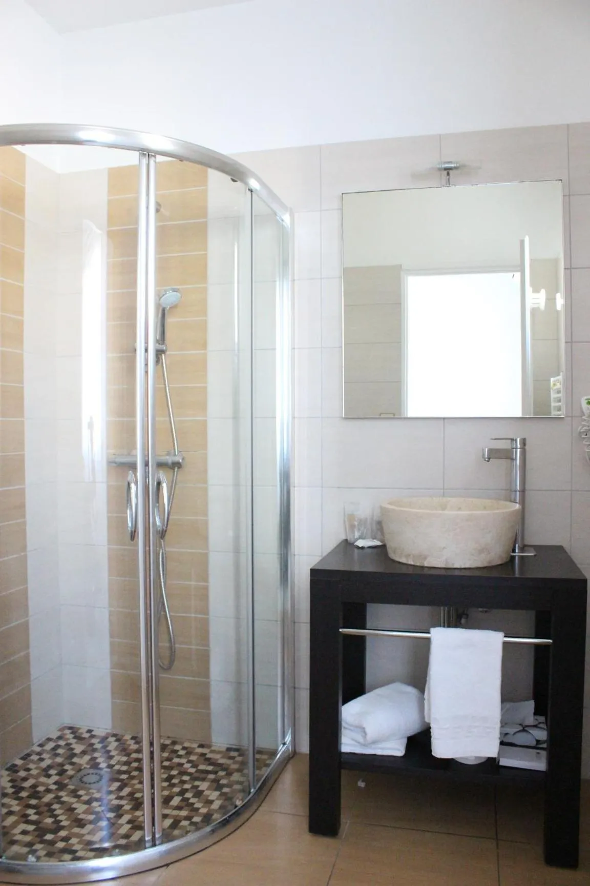 Bathroom in Le Heron Cendré