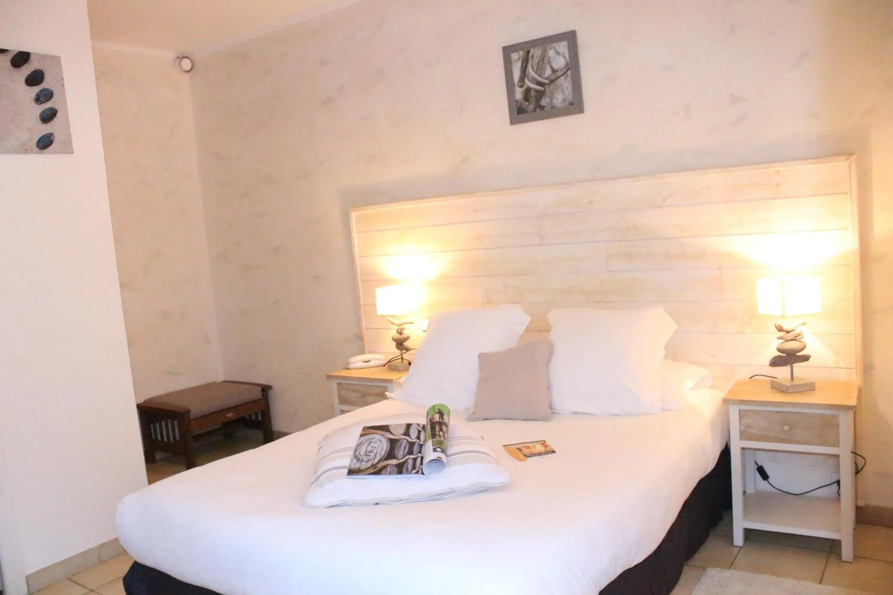 Photo of the whole room, Bed in Le Heron Cendré