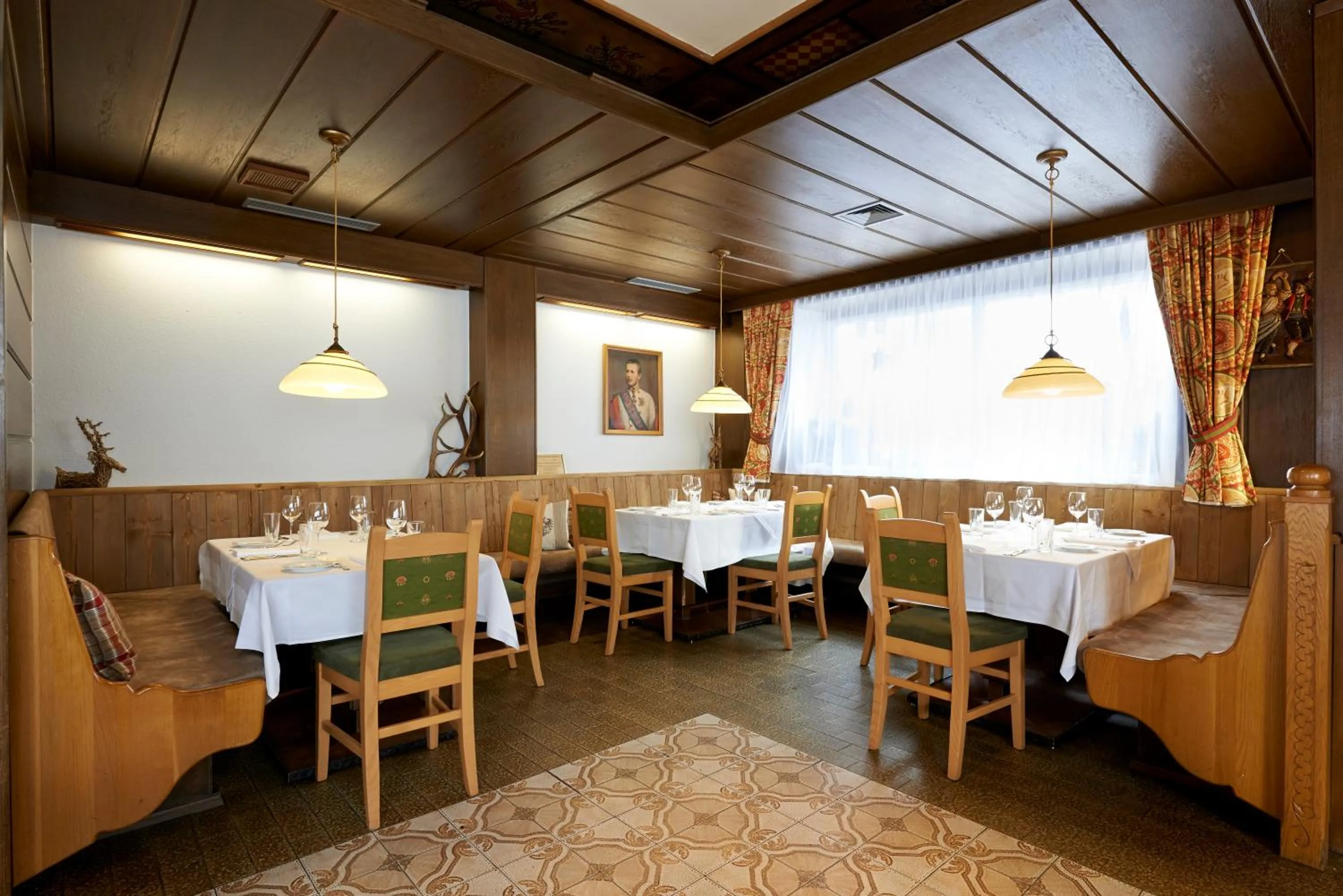 Restaurant/places to eat in Landhotel Post