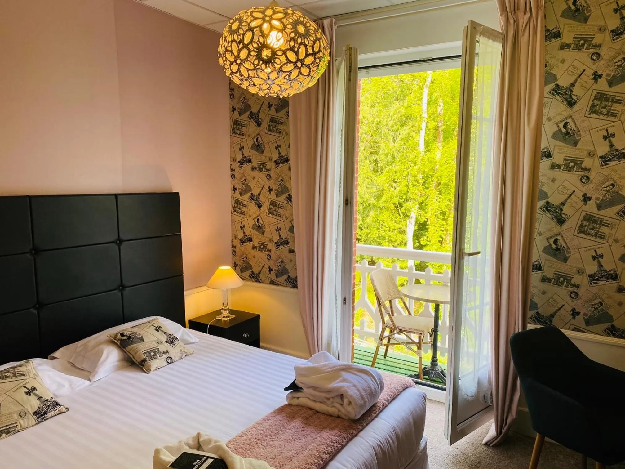 Bedroom, Bed in BRIT HOTEL & SPA Le Roc au Chien