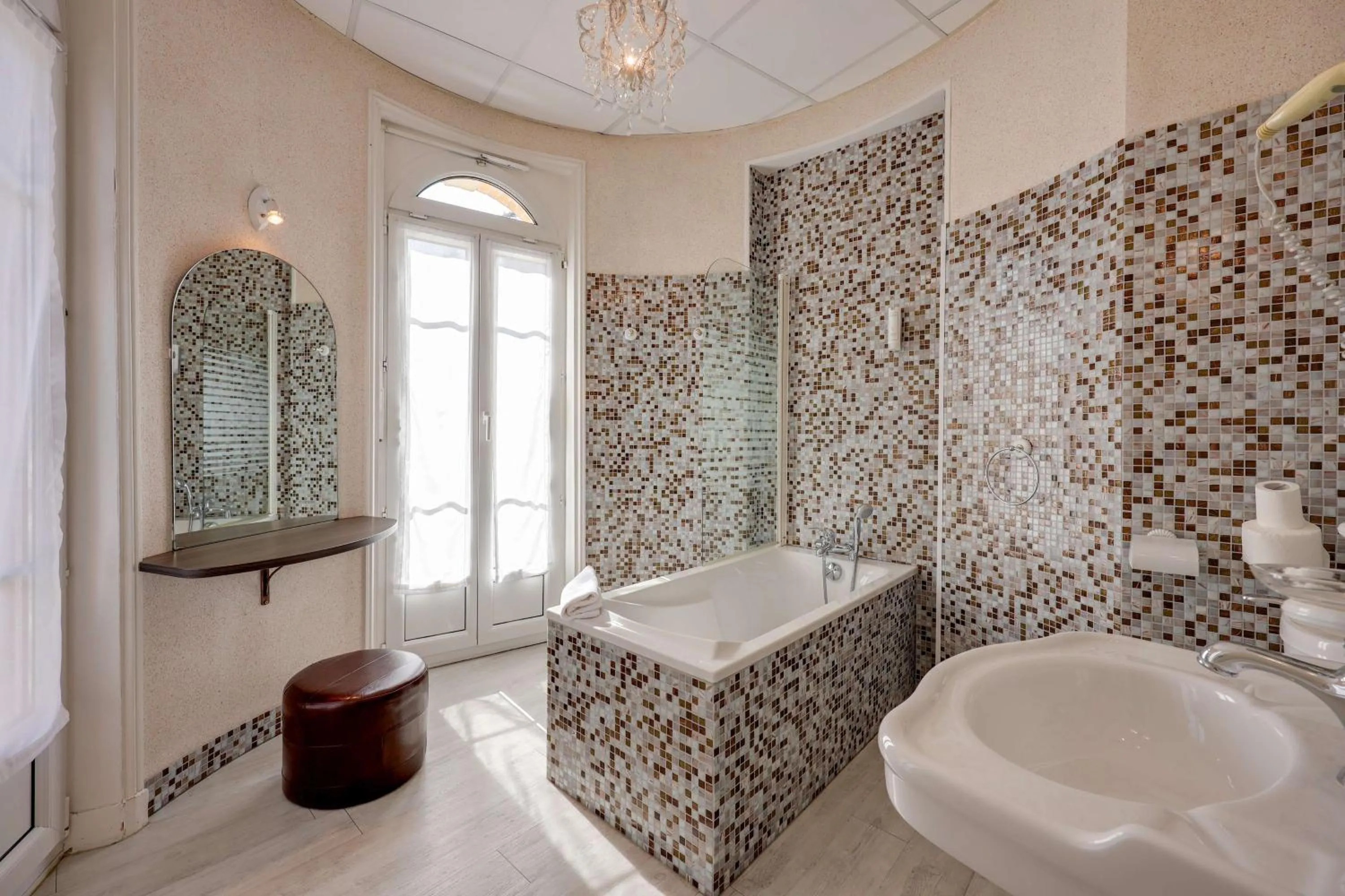 Bathroom in BRIT HOTEL & SPA Le Roc au Chien