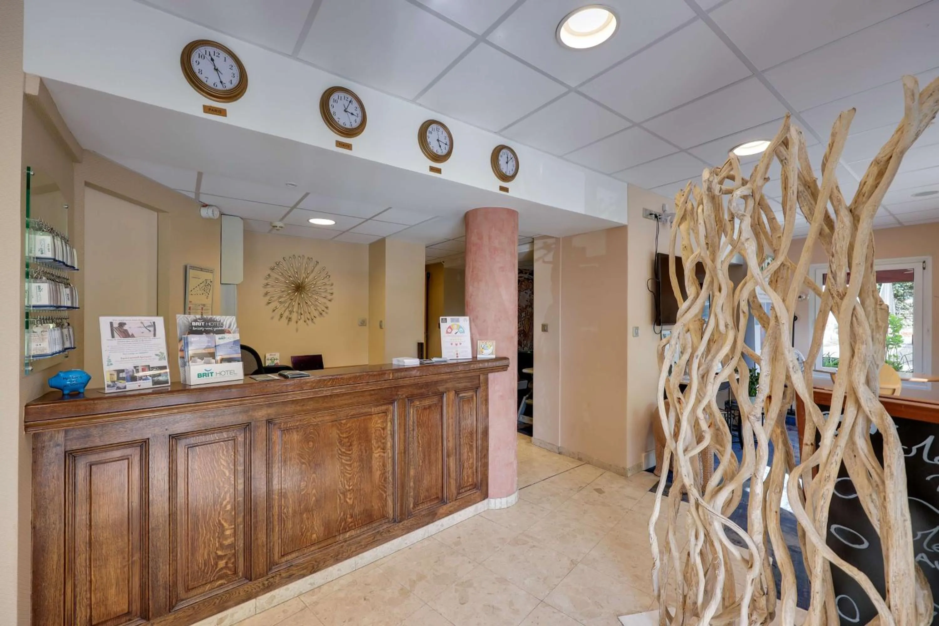 Lobby or reception in BRIT HOTEL & SPA Le Roc au Chien