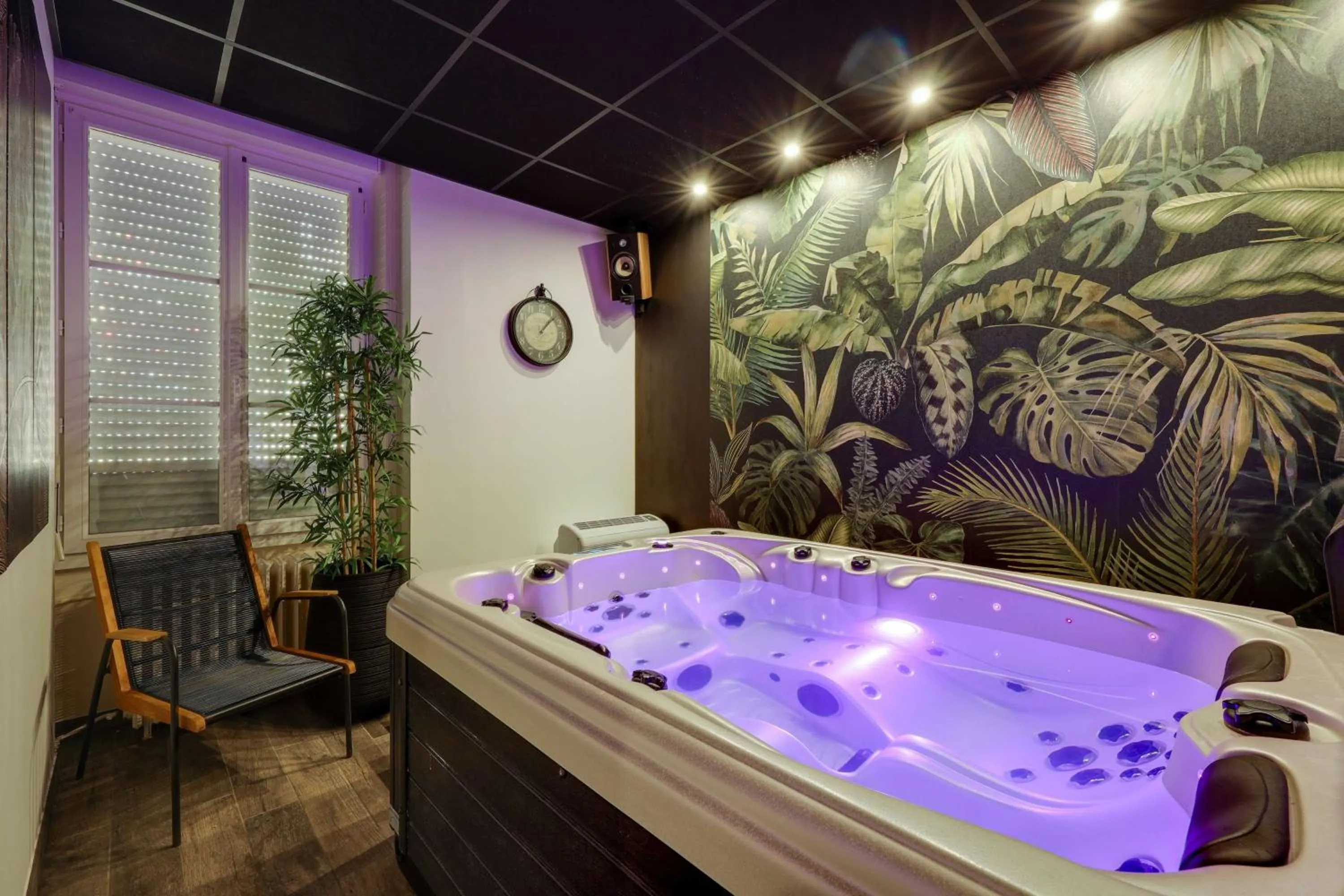 Hot Tub in BRIT HOTEL & SPA Le Roc au Chien
