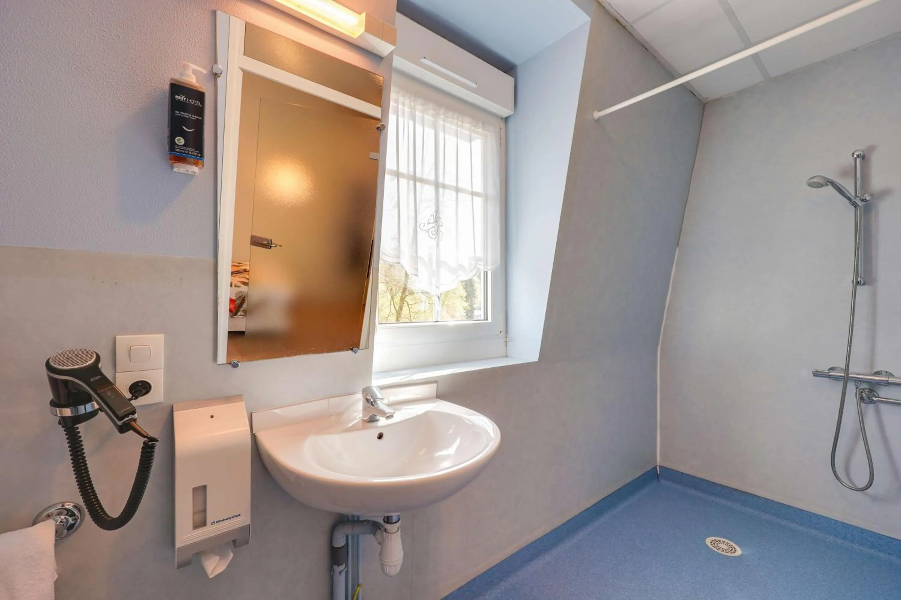 Bathroom in BRIT HOTEL & SPA Le Roc au Chien