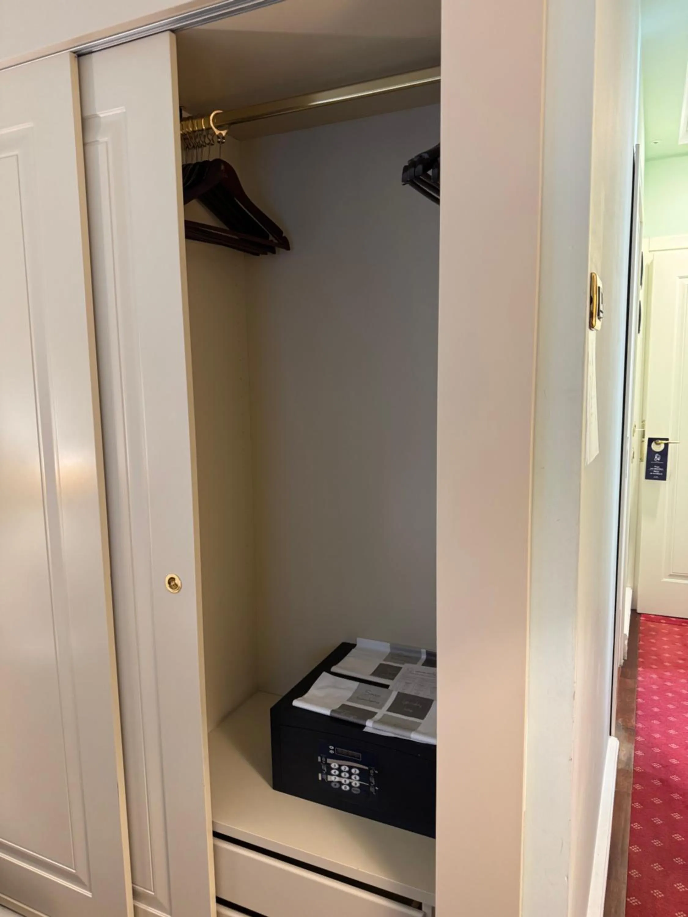 wardrobe in Grand Hotel Piazza Borsa
