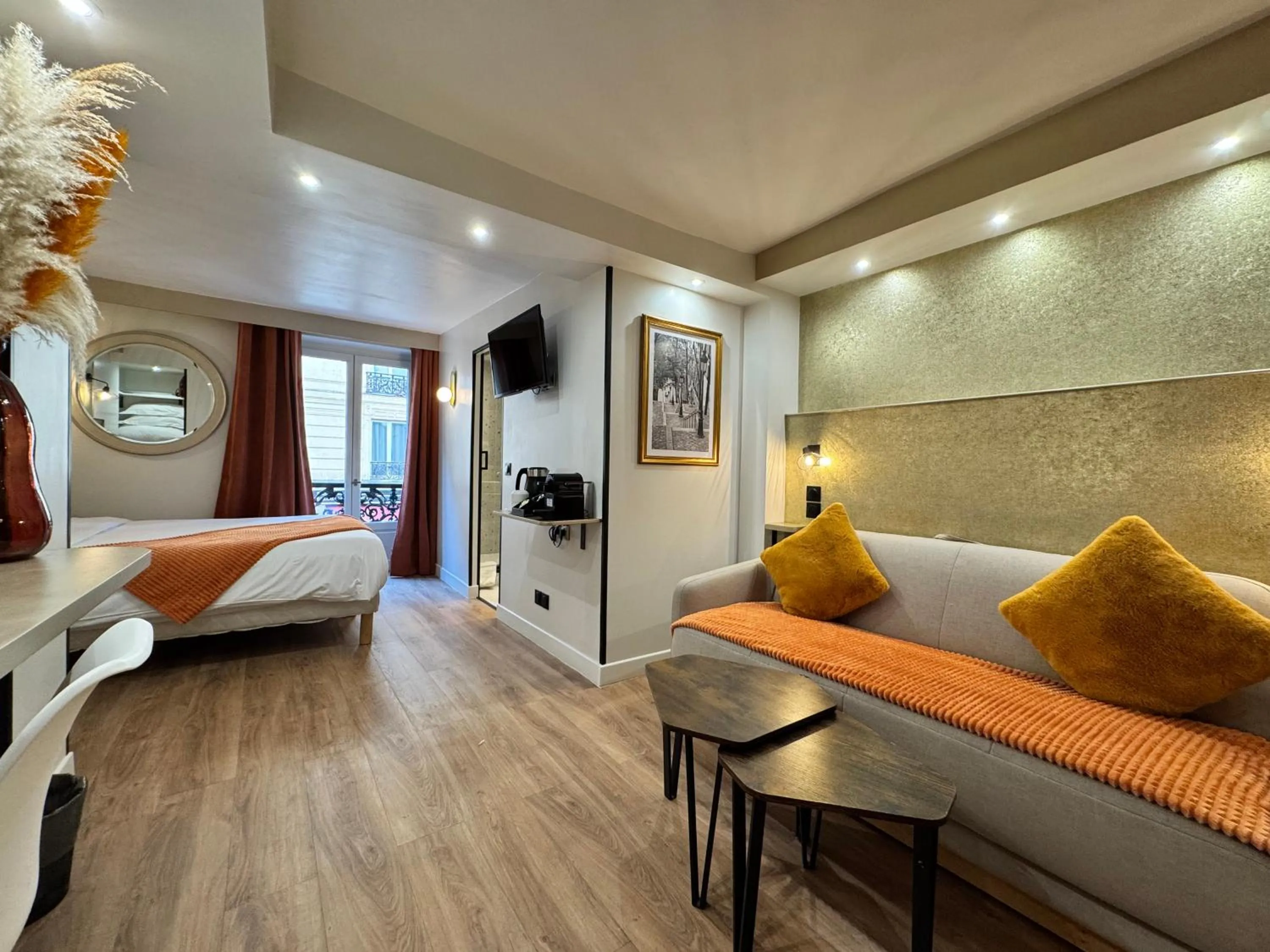 Bed in Hotel Nation Montmartre