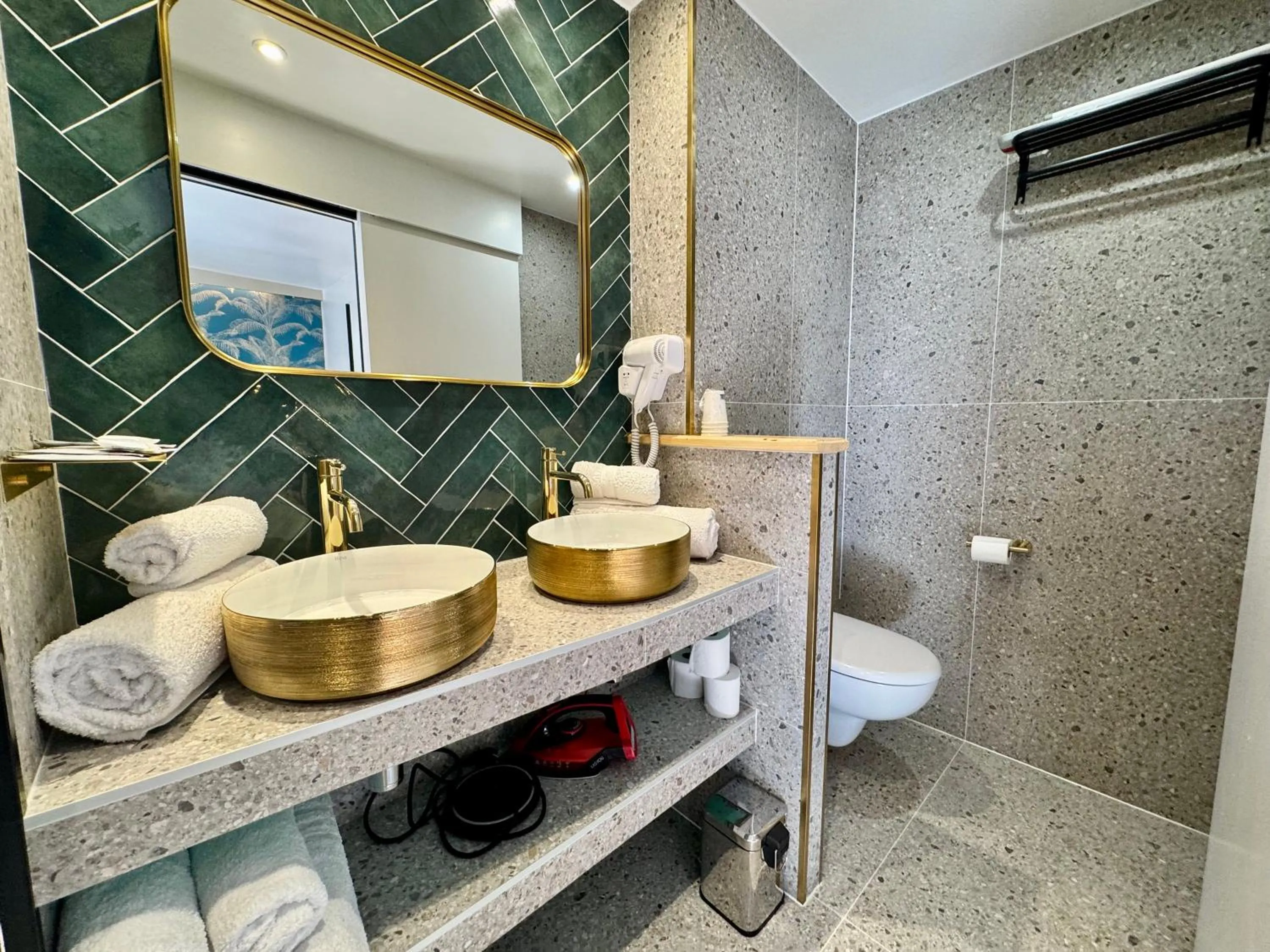 Shower in Hotel Nation Montmartre