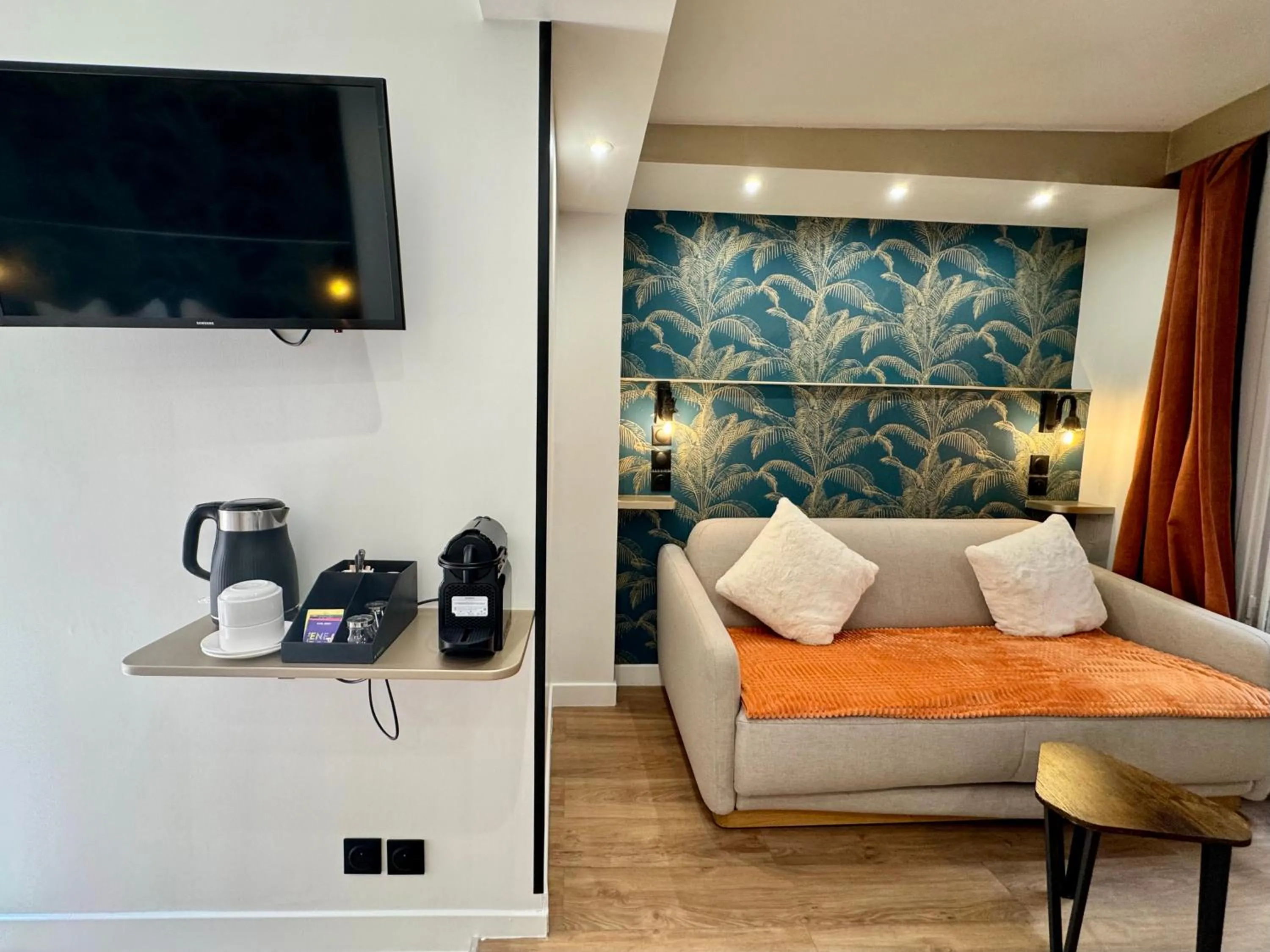 TV and multimedia in Hotel Nation Montmartre