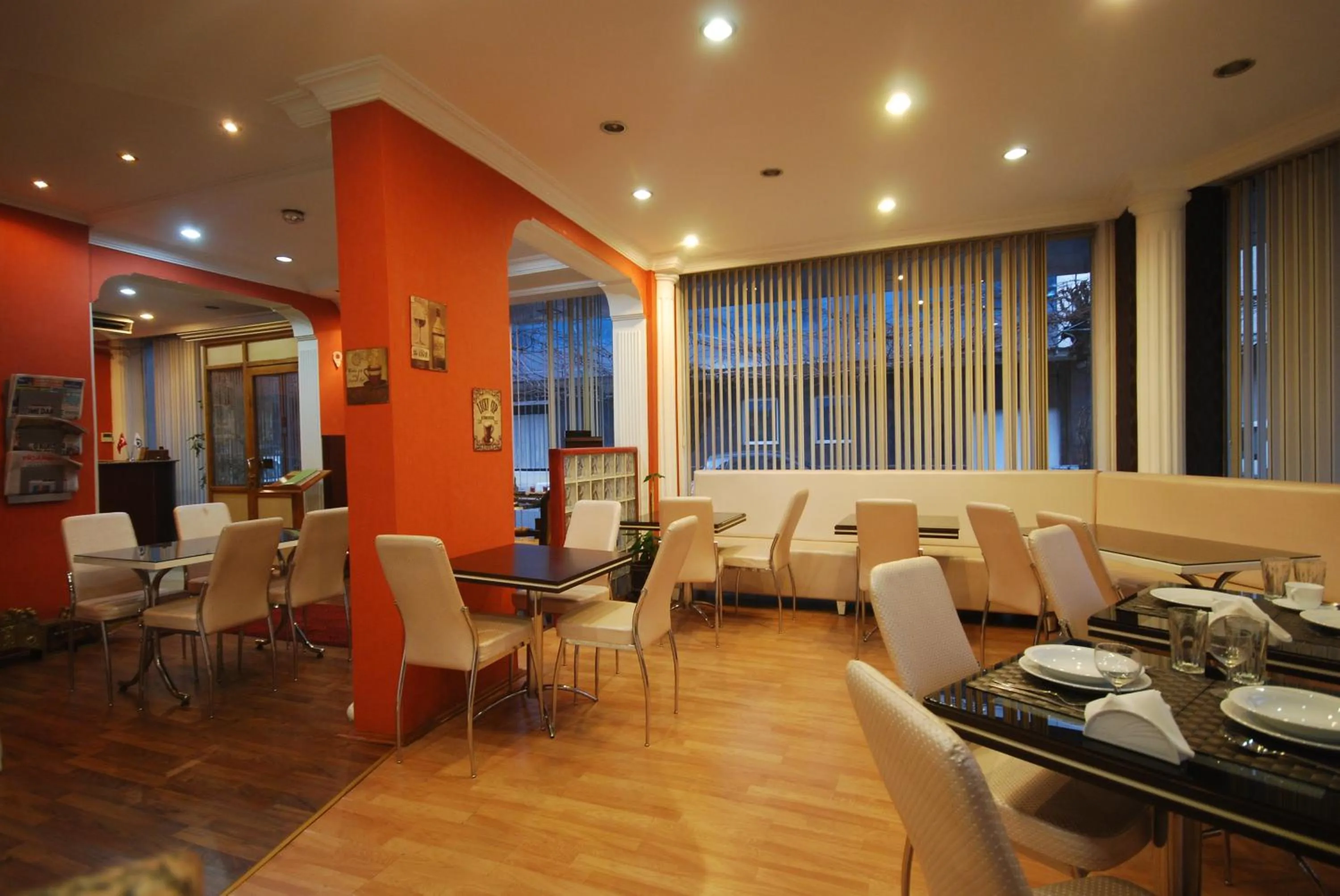 Restaurant/places to eat in Mini Hotel