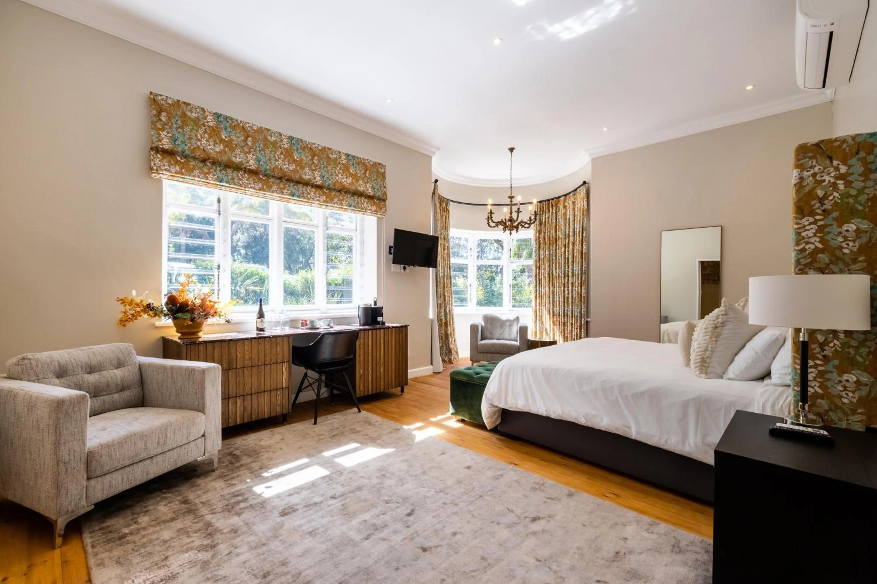 Photo of the whole room, Bed in Laborie Estate