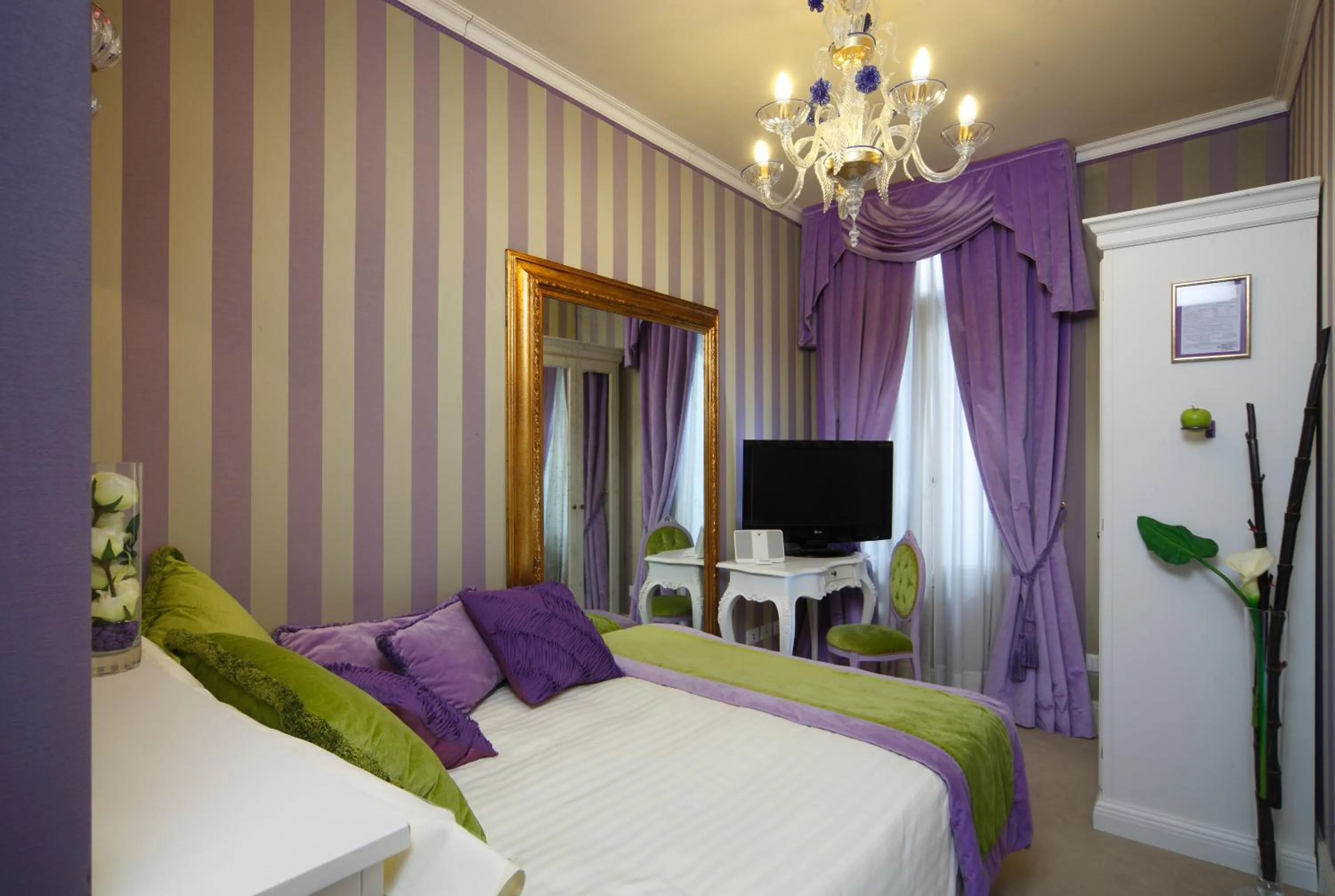 Bed, TV/Entertainment Center in Ad Place Venice