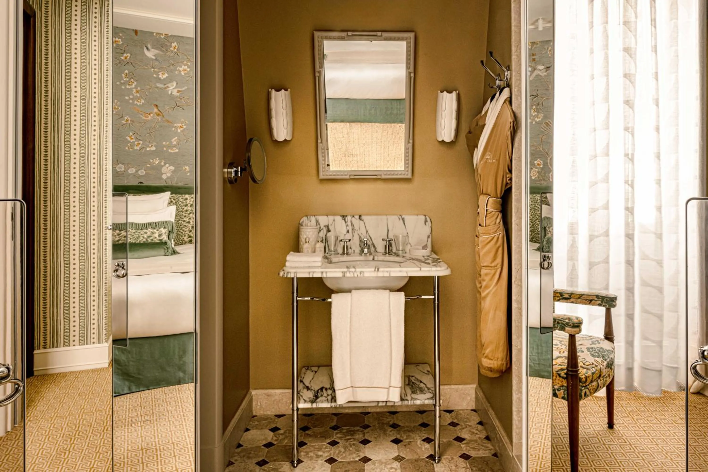 Bathroom in Saint James Paris