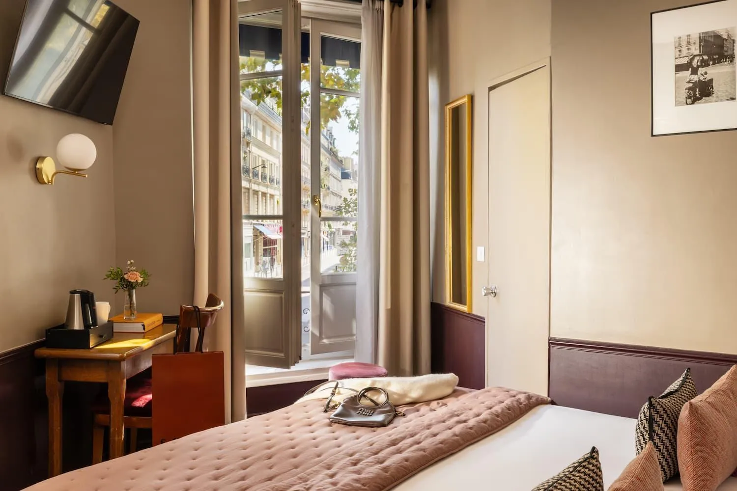 Bedroom, Bed in Welcome Hotel