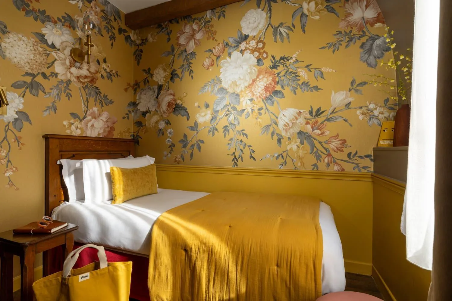 Bedroom, Bed in Welcome Hotel