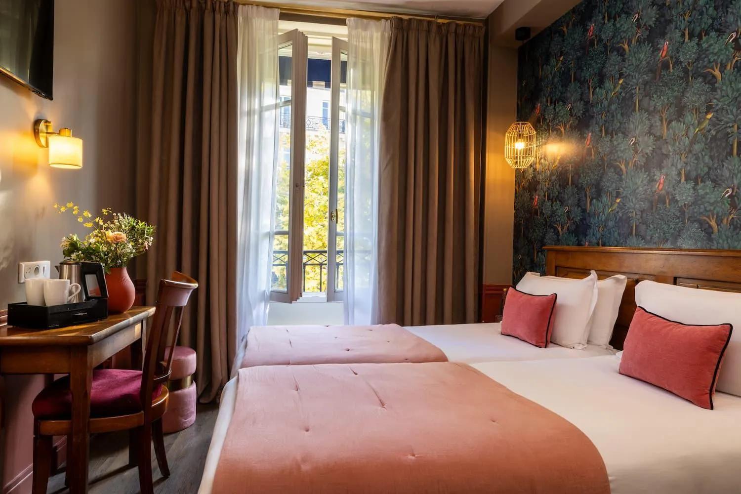 Bedroom, Bed in Welcome Hotel