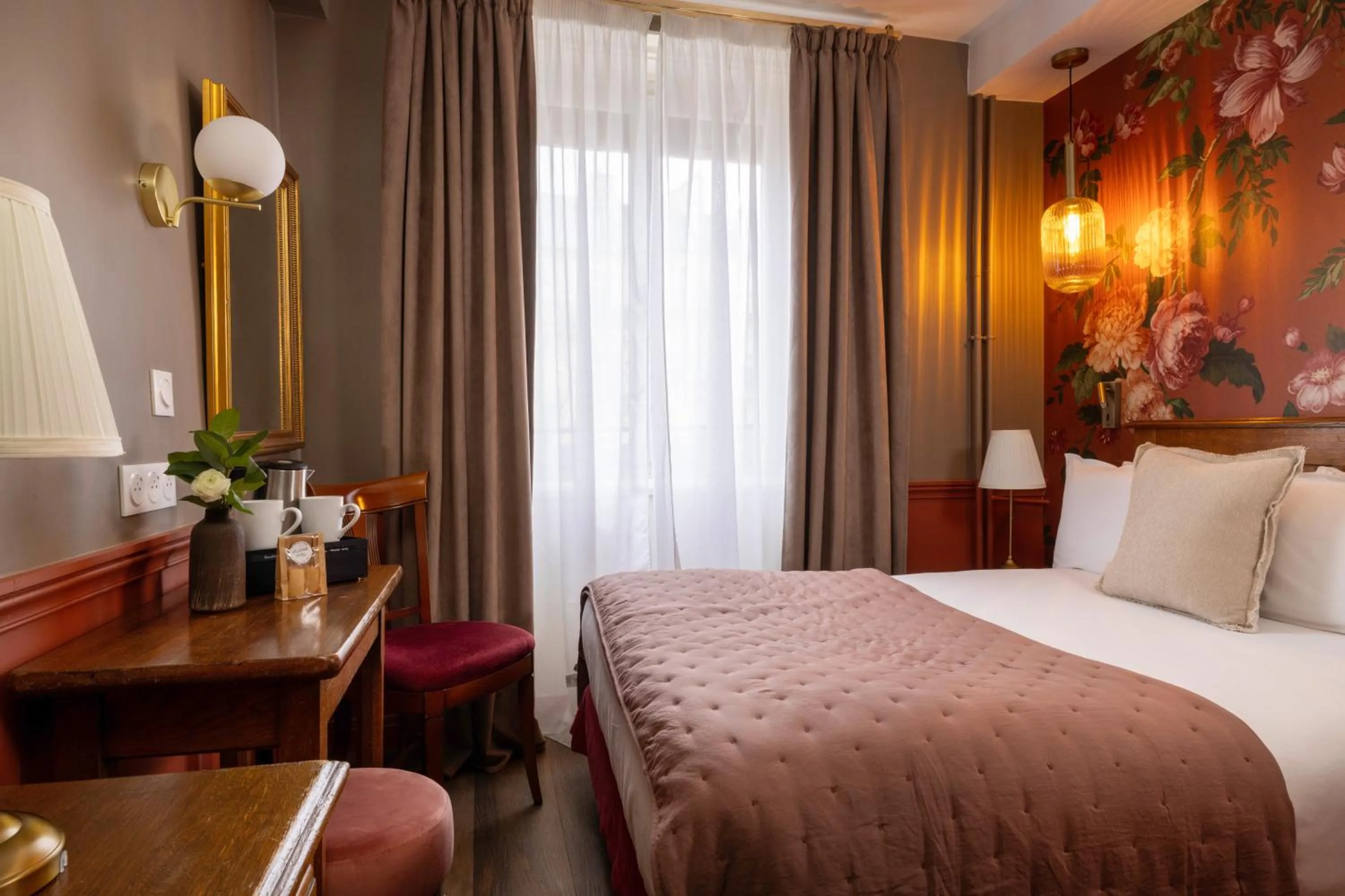 Bedroom, Bed in Welcome Hotel