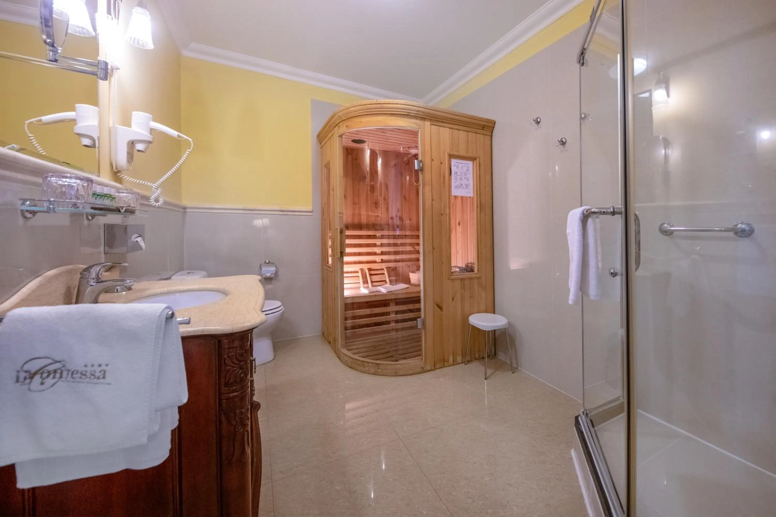 Sauna in La Contessa Castle Hotel