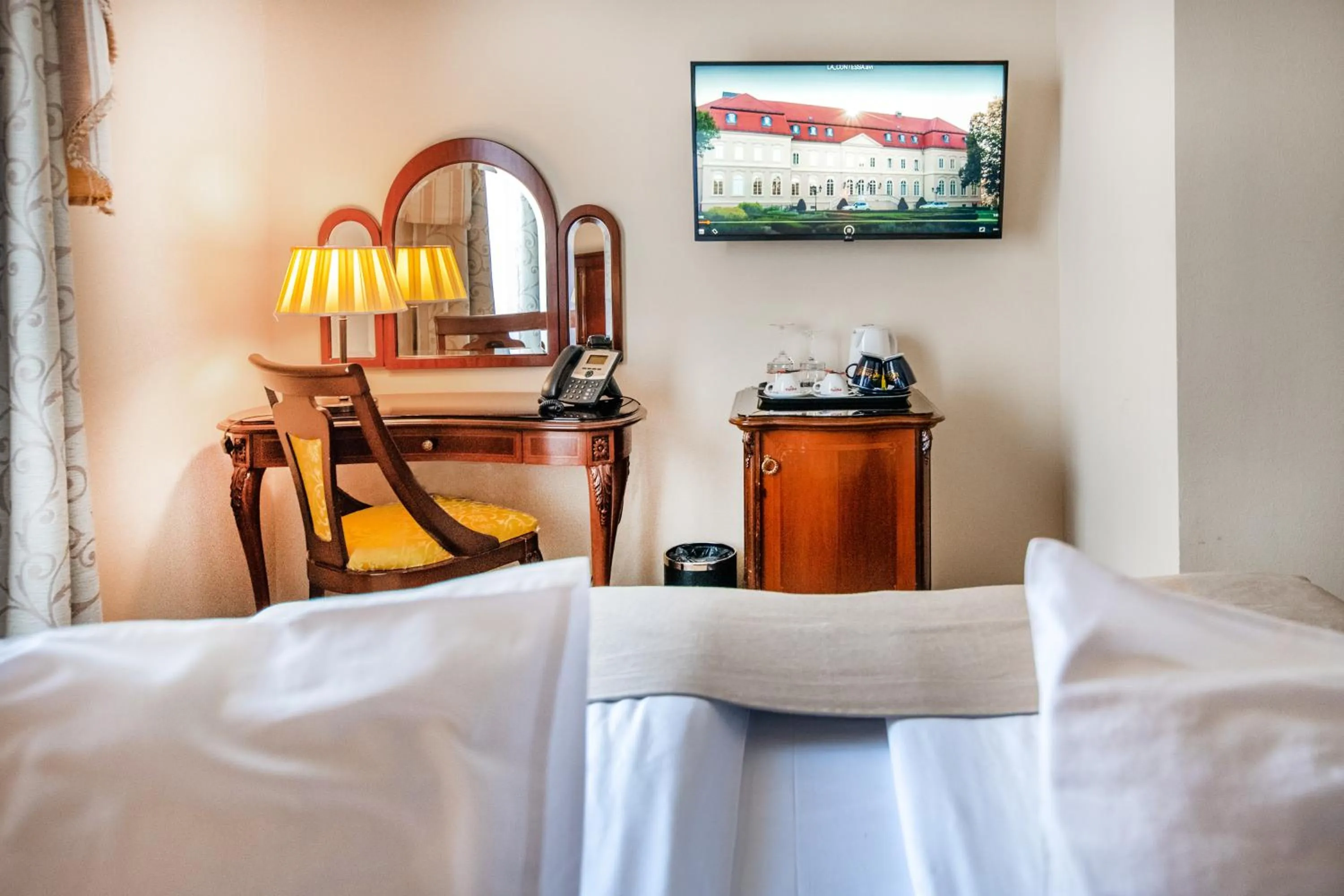 Bed in La Contessa Castle Hotel