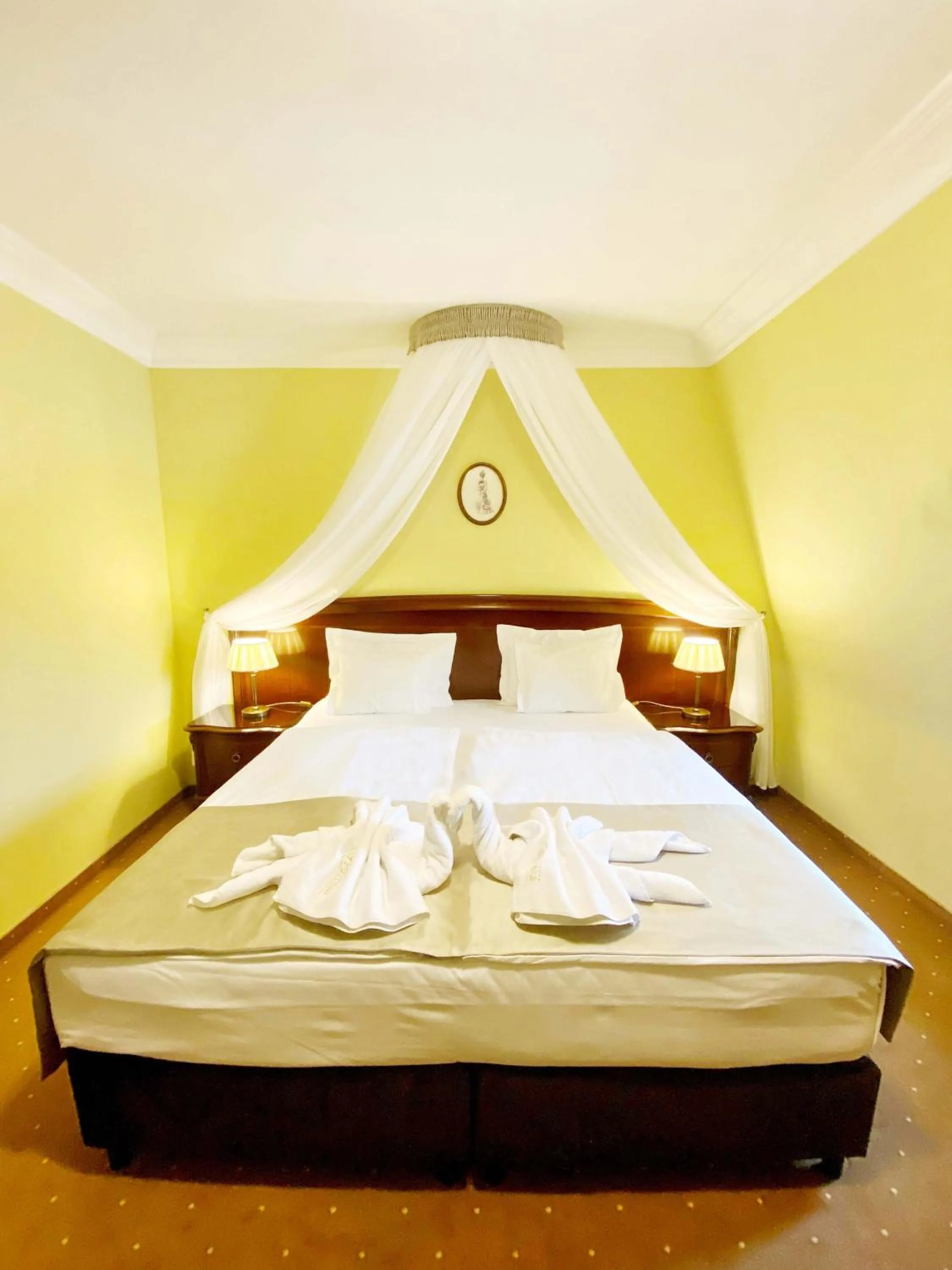 Bed in La Contessa Castle Hotel