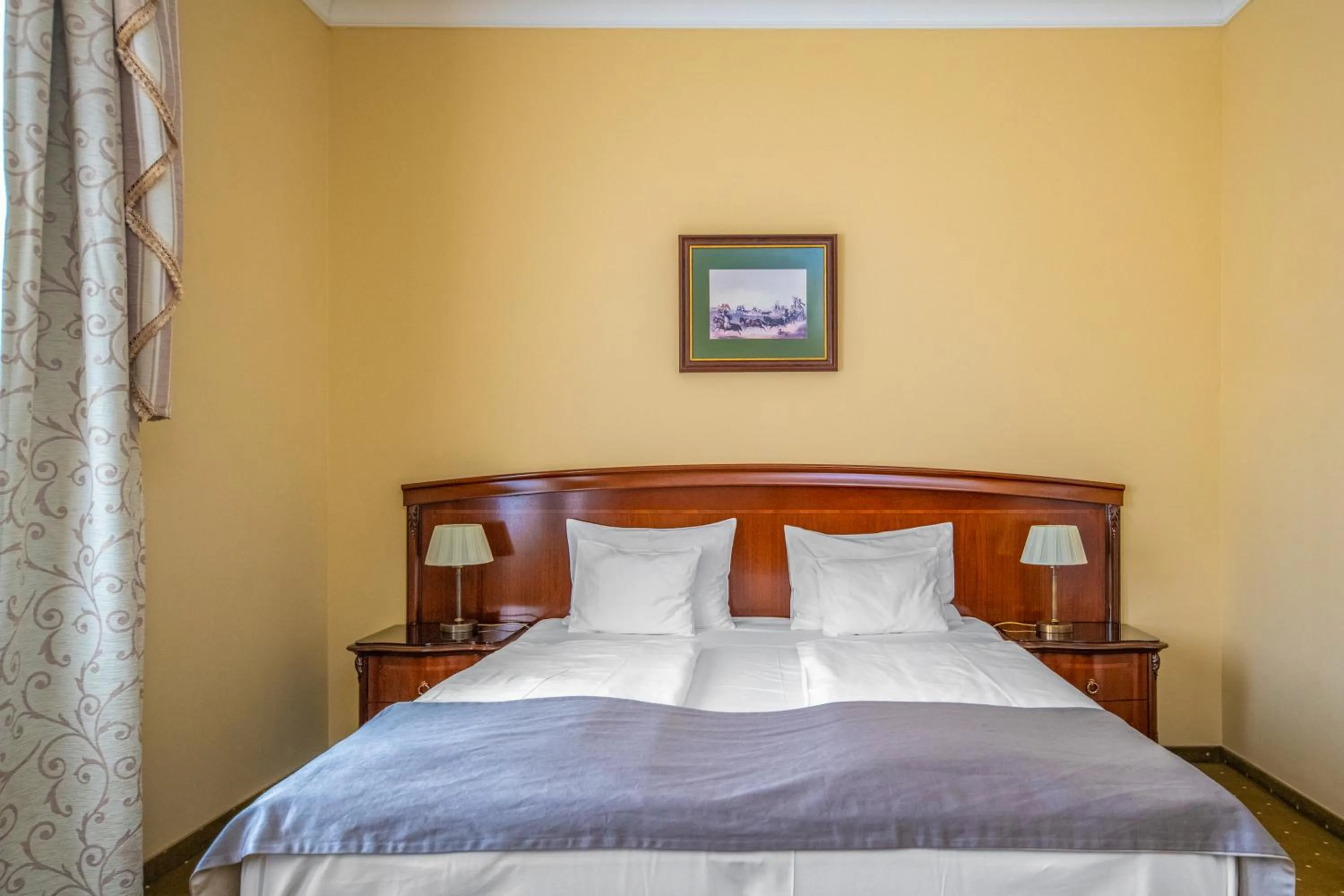 Bed in La Contessa Castle Hotel