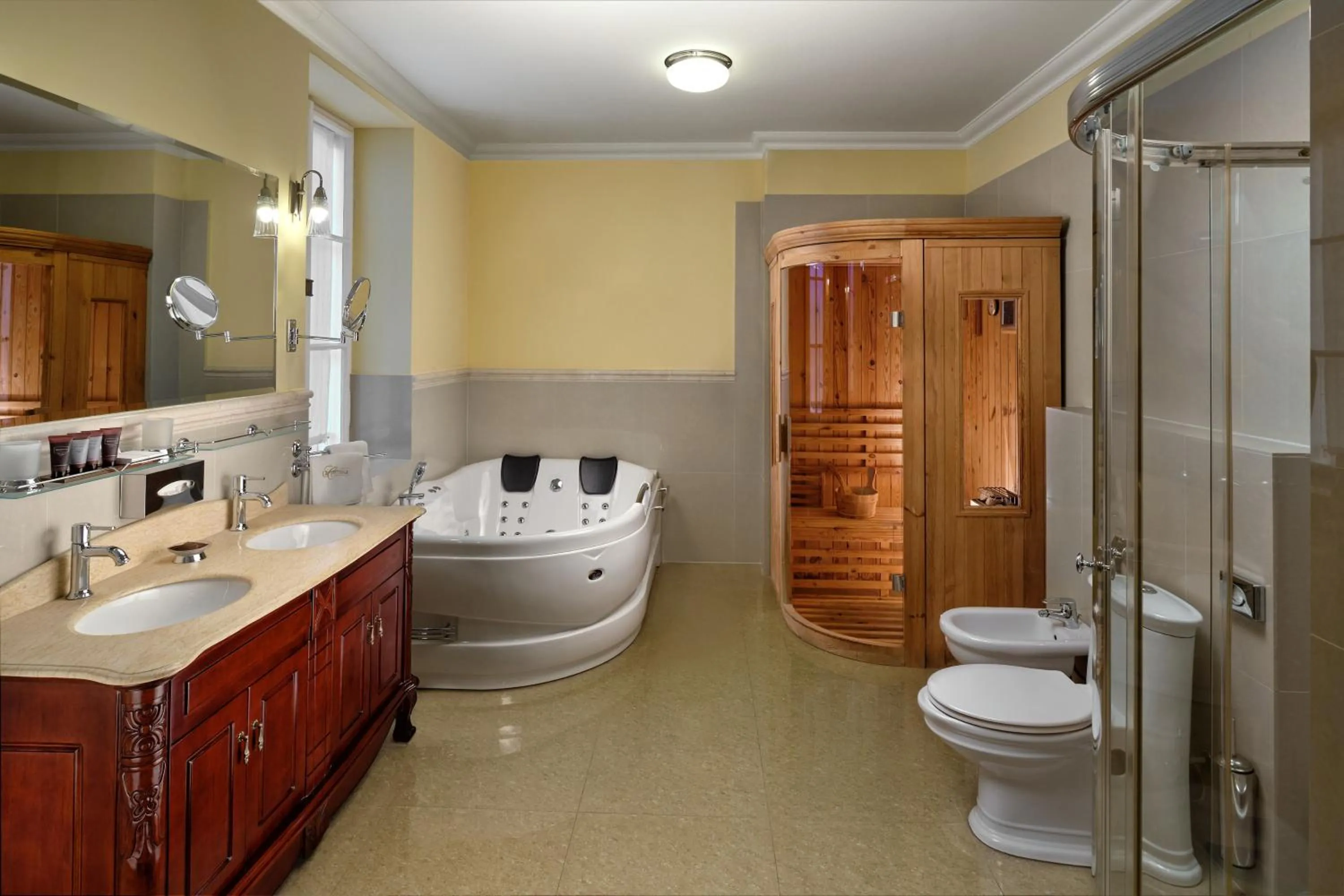 Toilet in La Contessa Castle Hotel