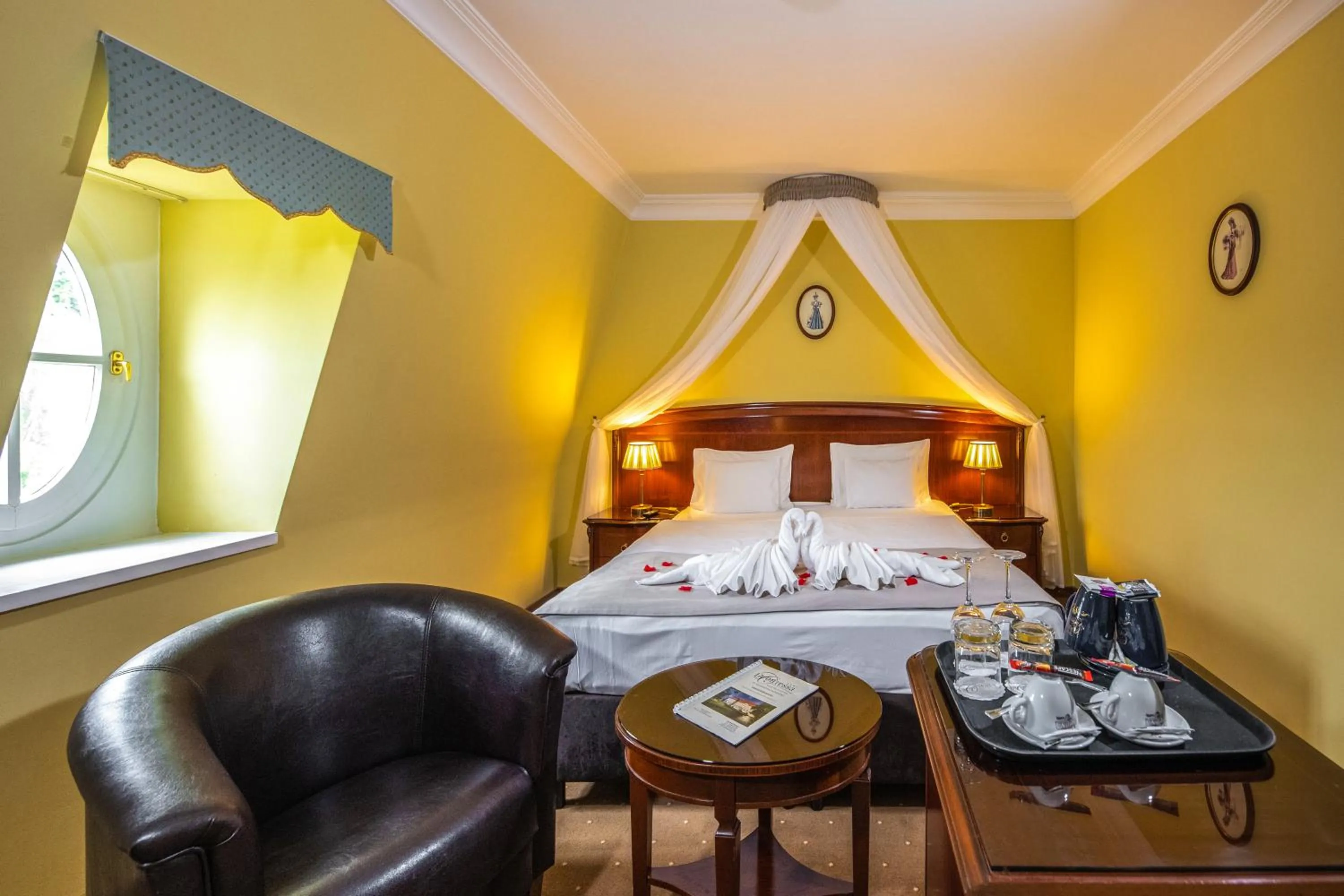 Bedroom, Bed in La Contessa Castle Hotel