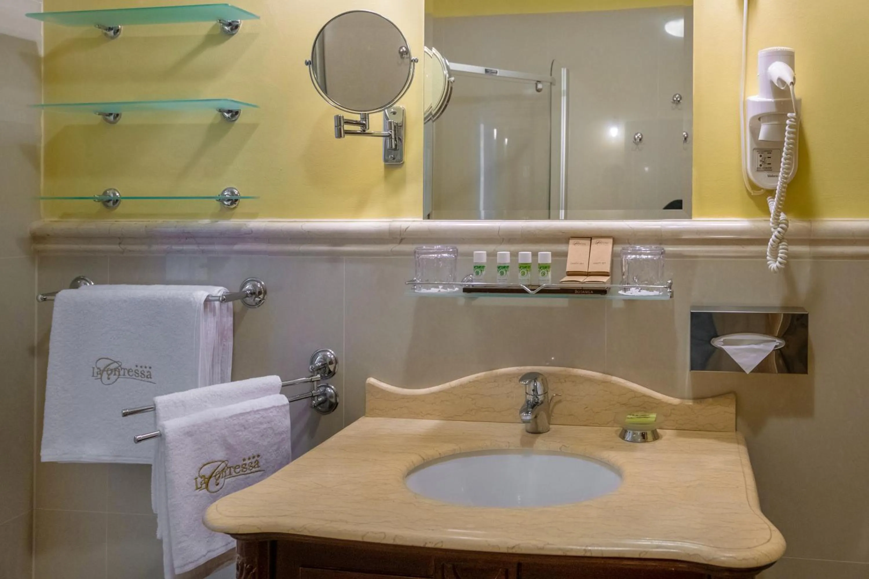 Bathroom in La Contessa Castle Hotel