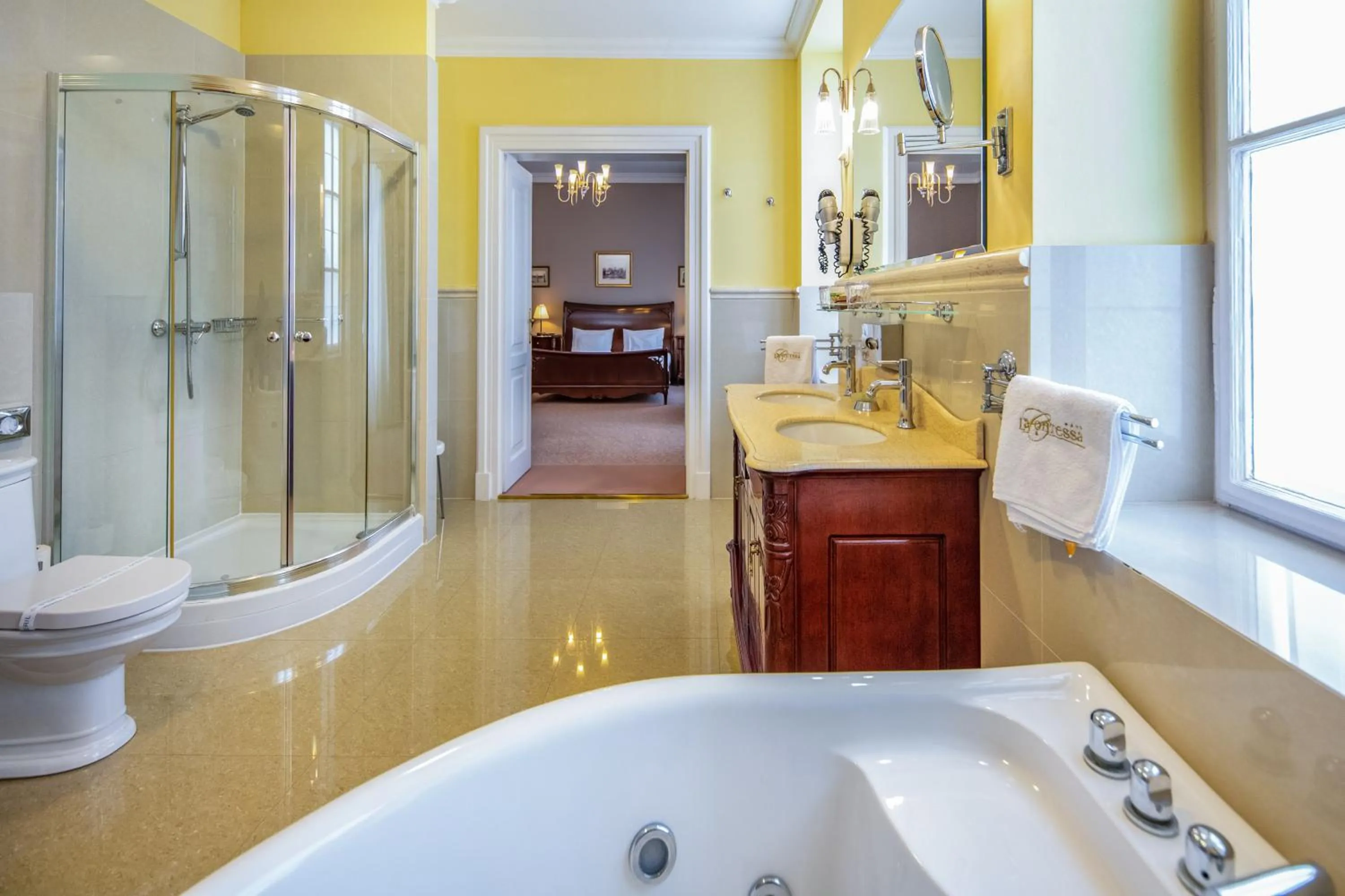 Shower in La Contessa Castle Hotel